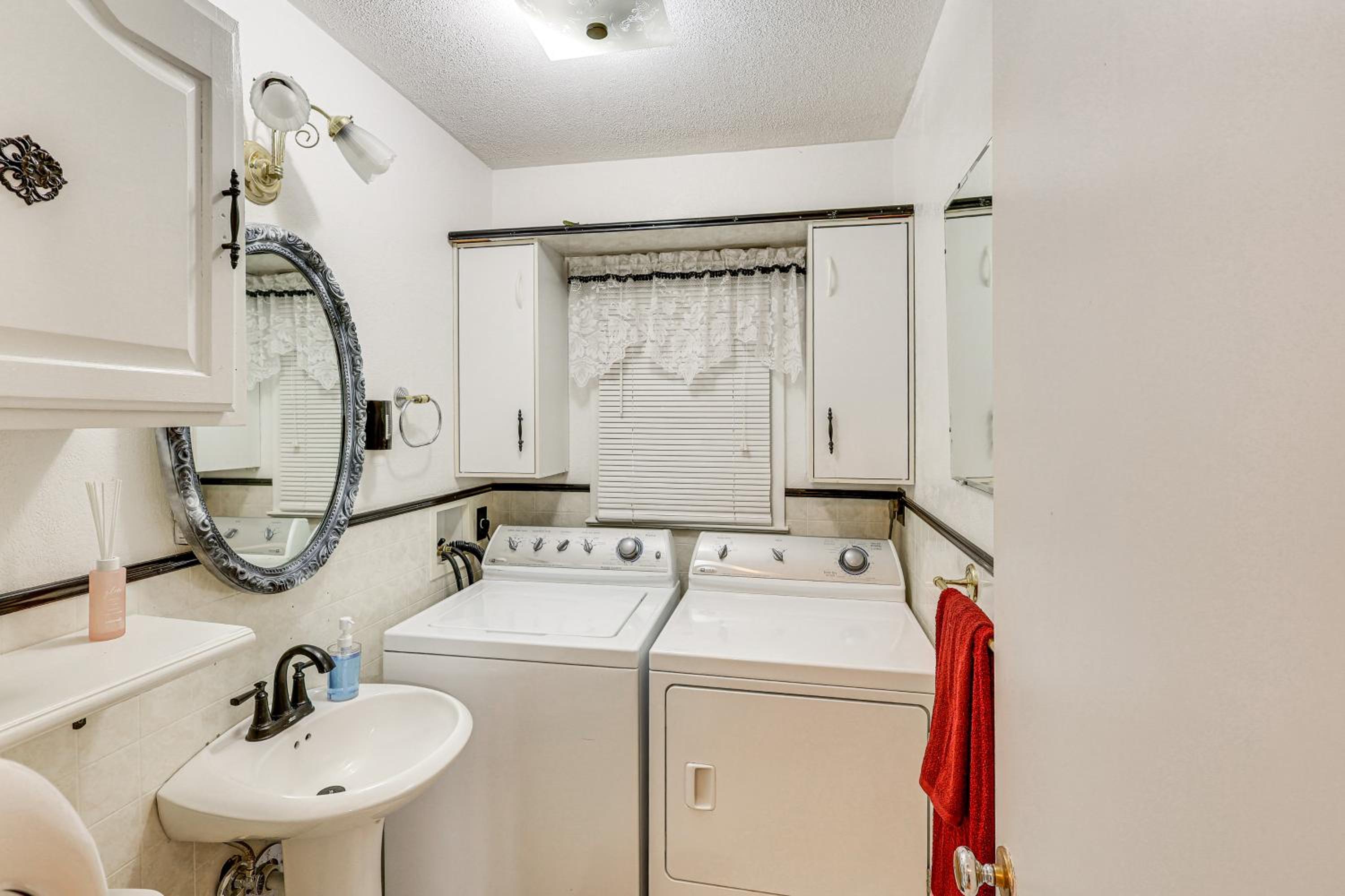 6 Mi to Dtwn Cozy Omaha Apt with Private Yard!
