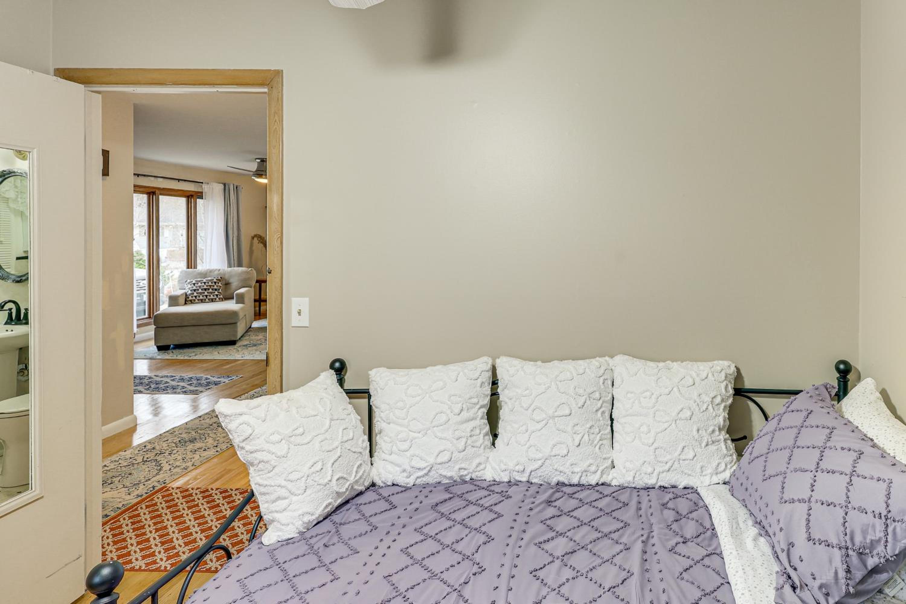 6 Mi to Dtwn Cozy Omaha Apt with Private Yard!
