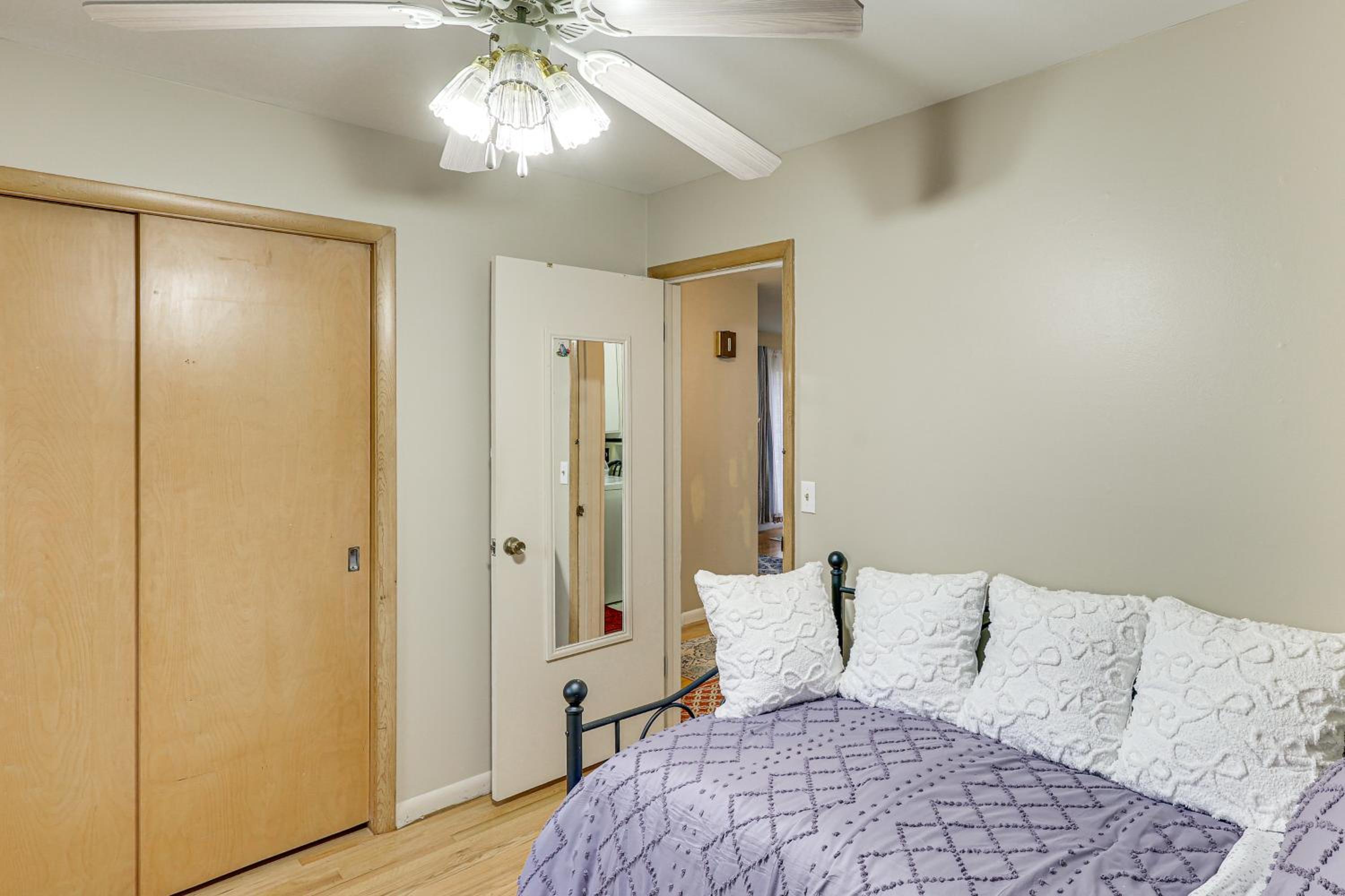 6 Mi to Dtwn Cozy Omaha Apt with Private Yard!