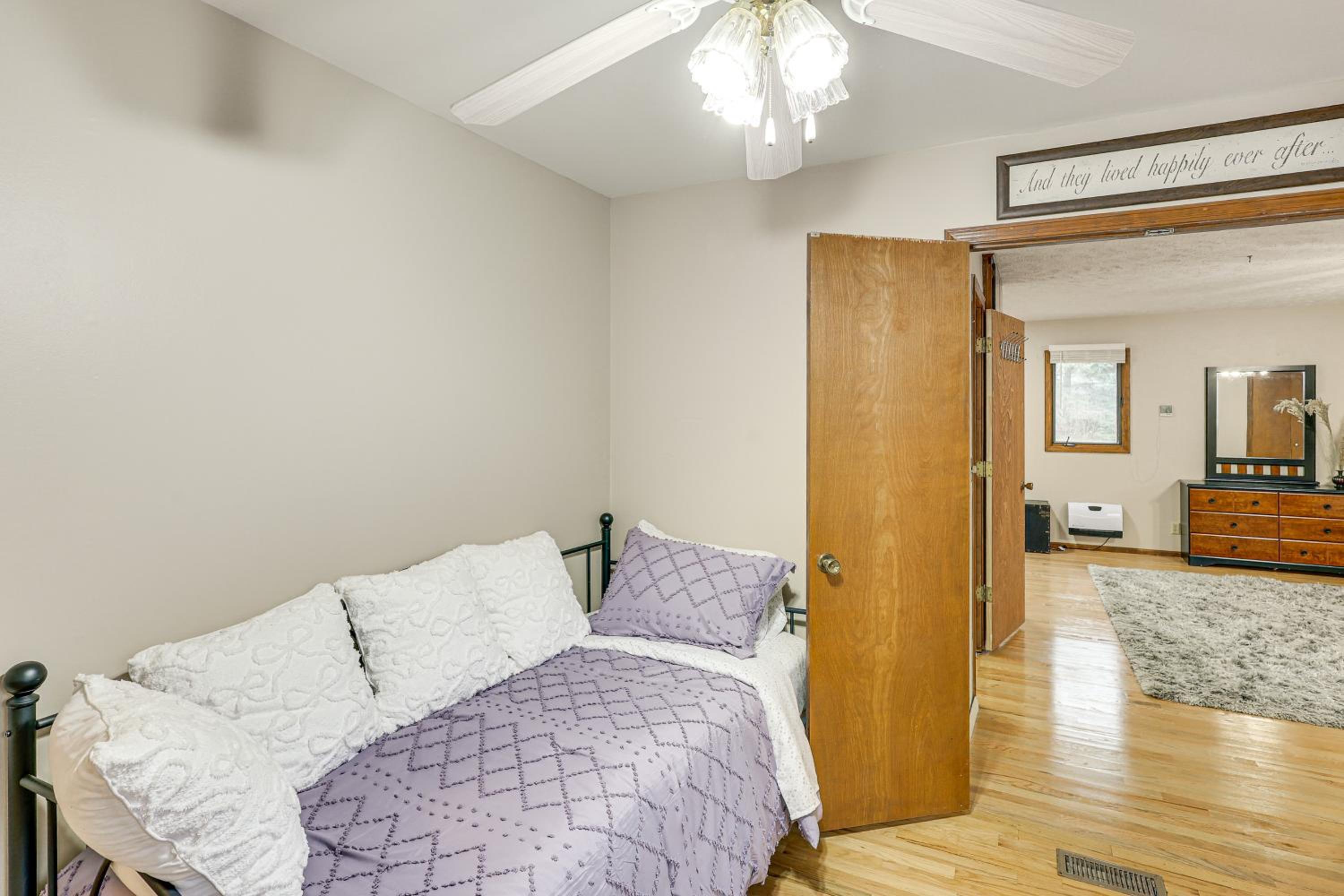 6 Mi to Dtwn Cozy Omaha Apt with Private Yard!