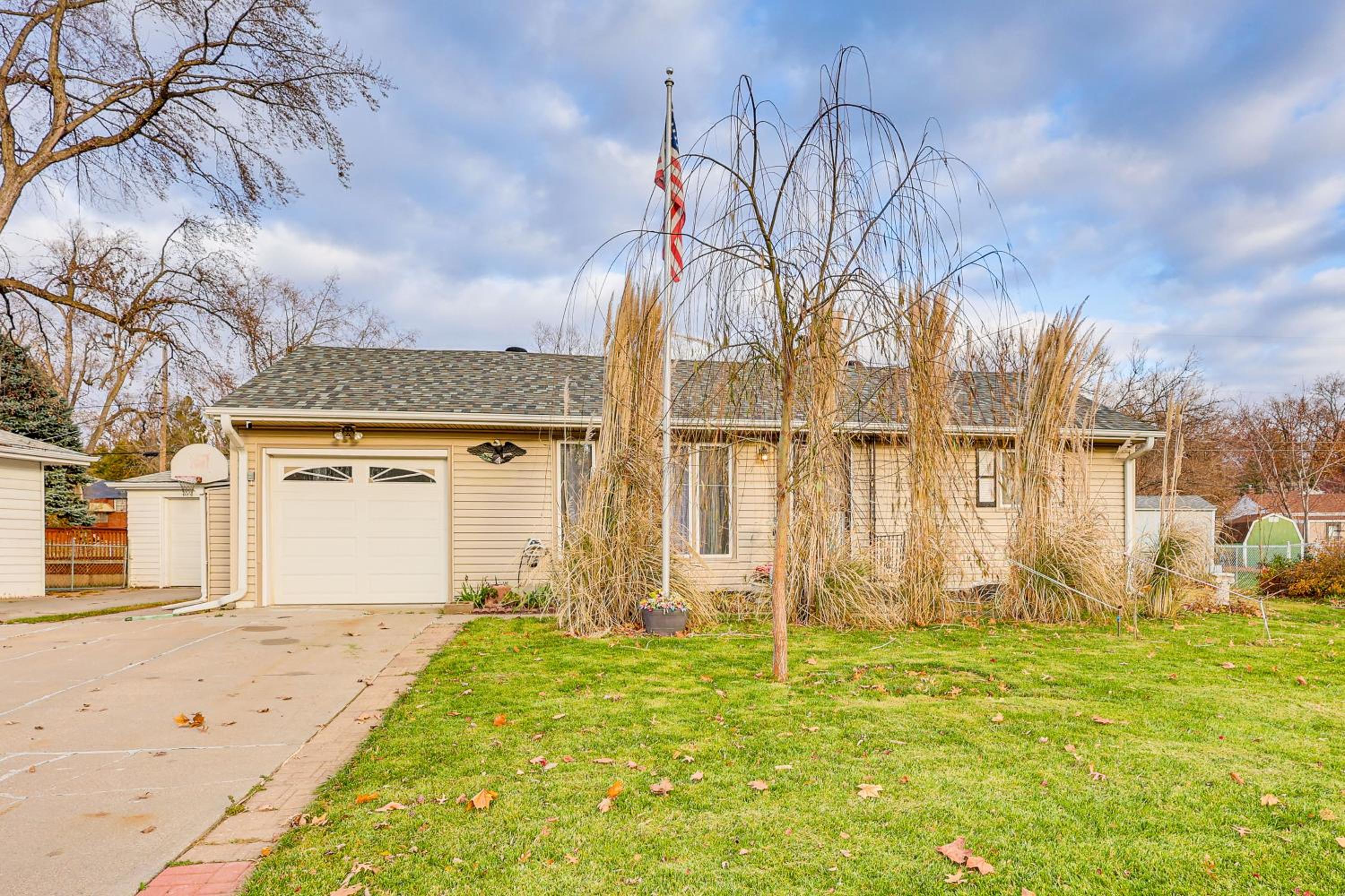 6 Mi to Dtwn Cozy Omaha Apt with Private Yard!
