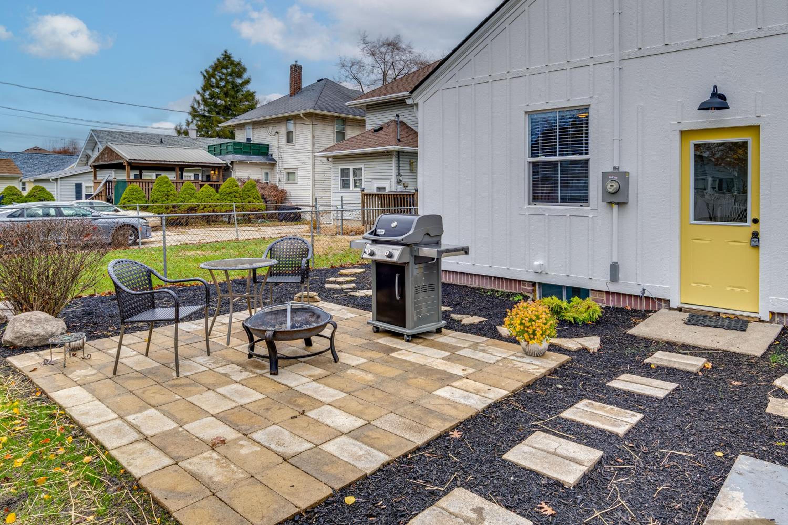 Walk to Downtown Frankfort Patio, Firepit and More!