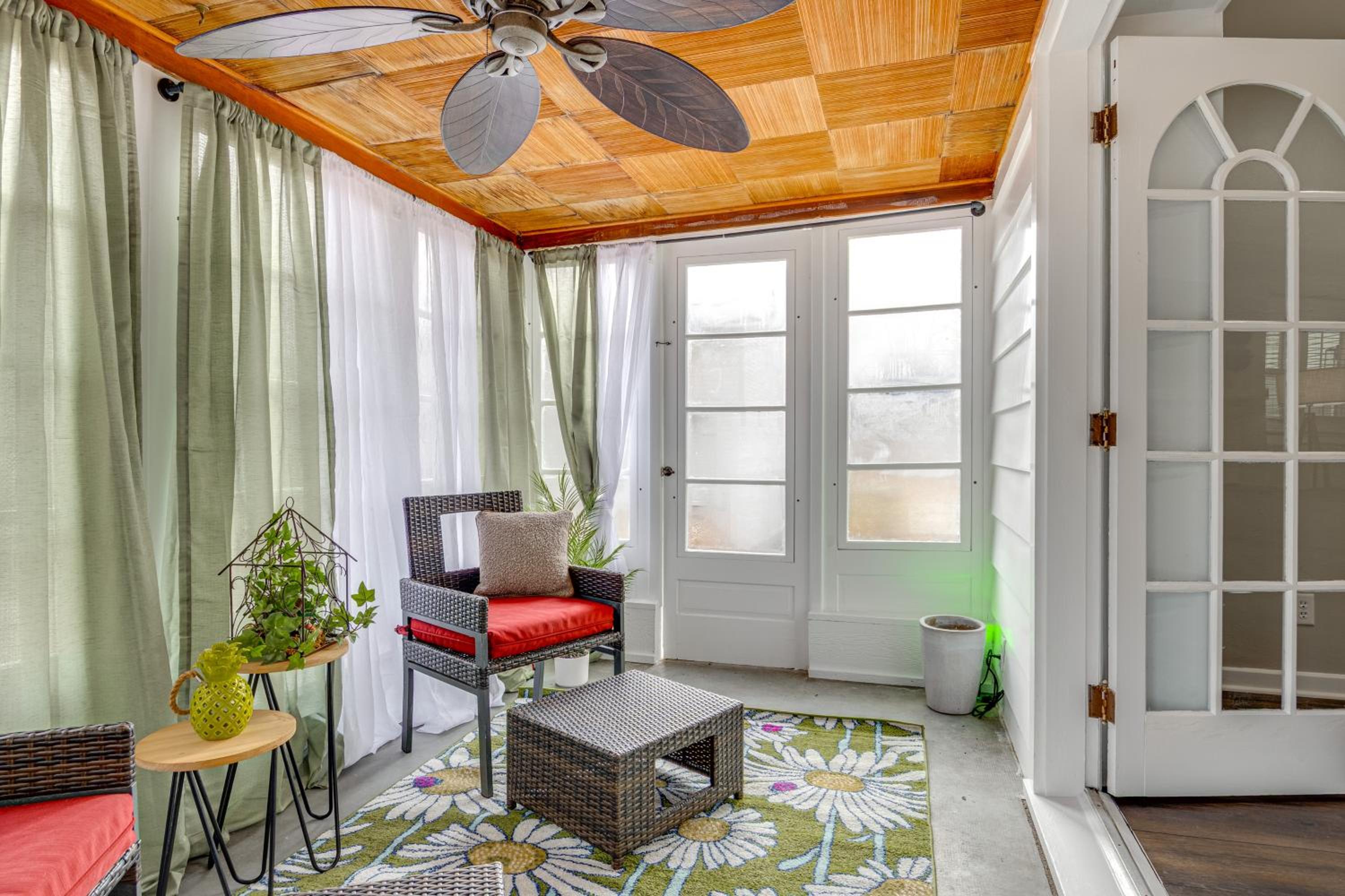 Walk to Downtown Frankfort Patio, Firepit and More!