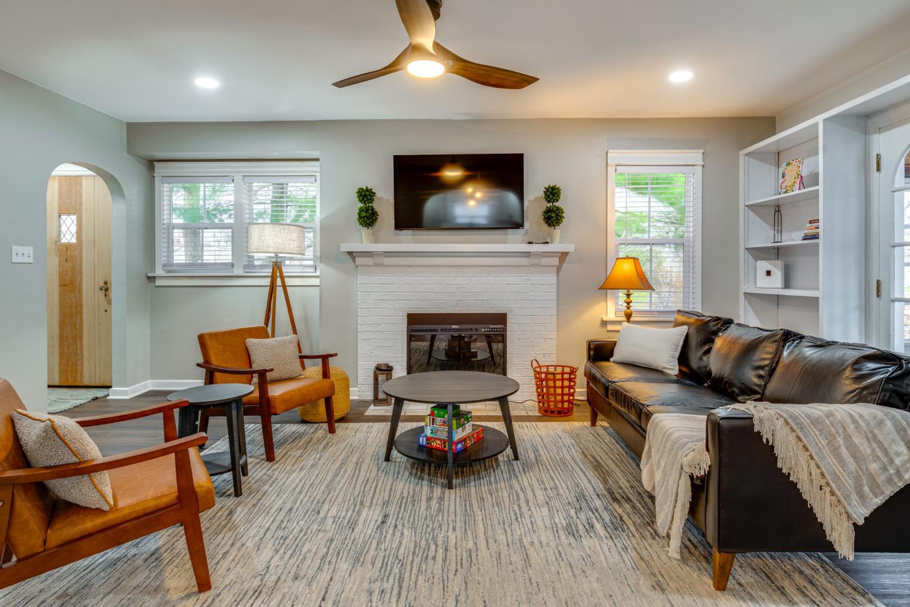 Walk to Downtown Frankfort Patio, Firepit and More!