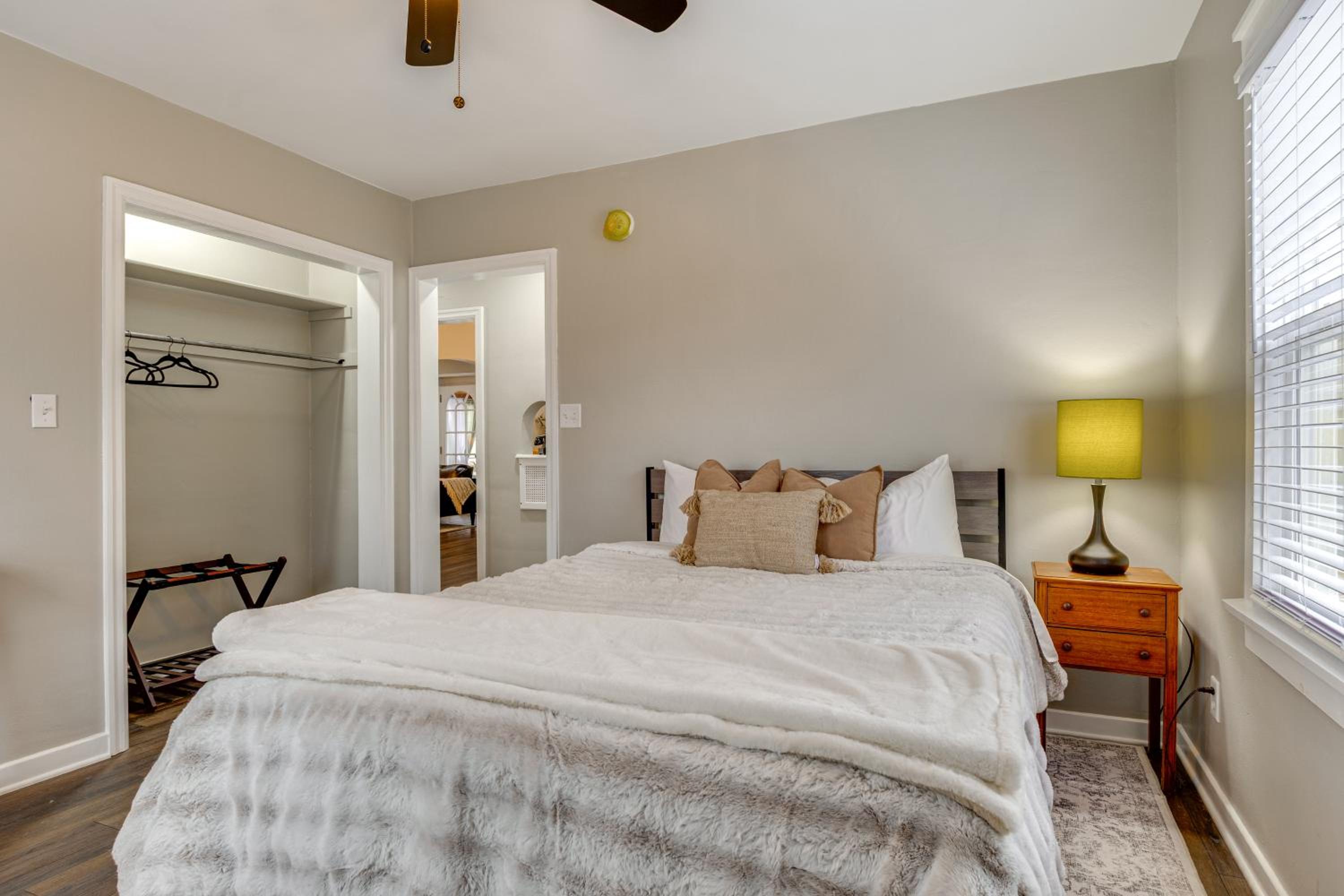 Walk to Downtown Frankfort Patio, Firepit and More!