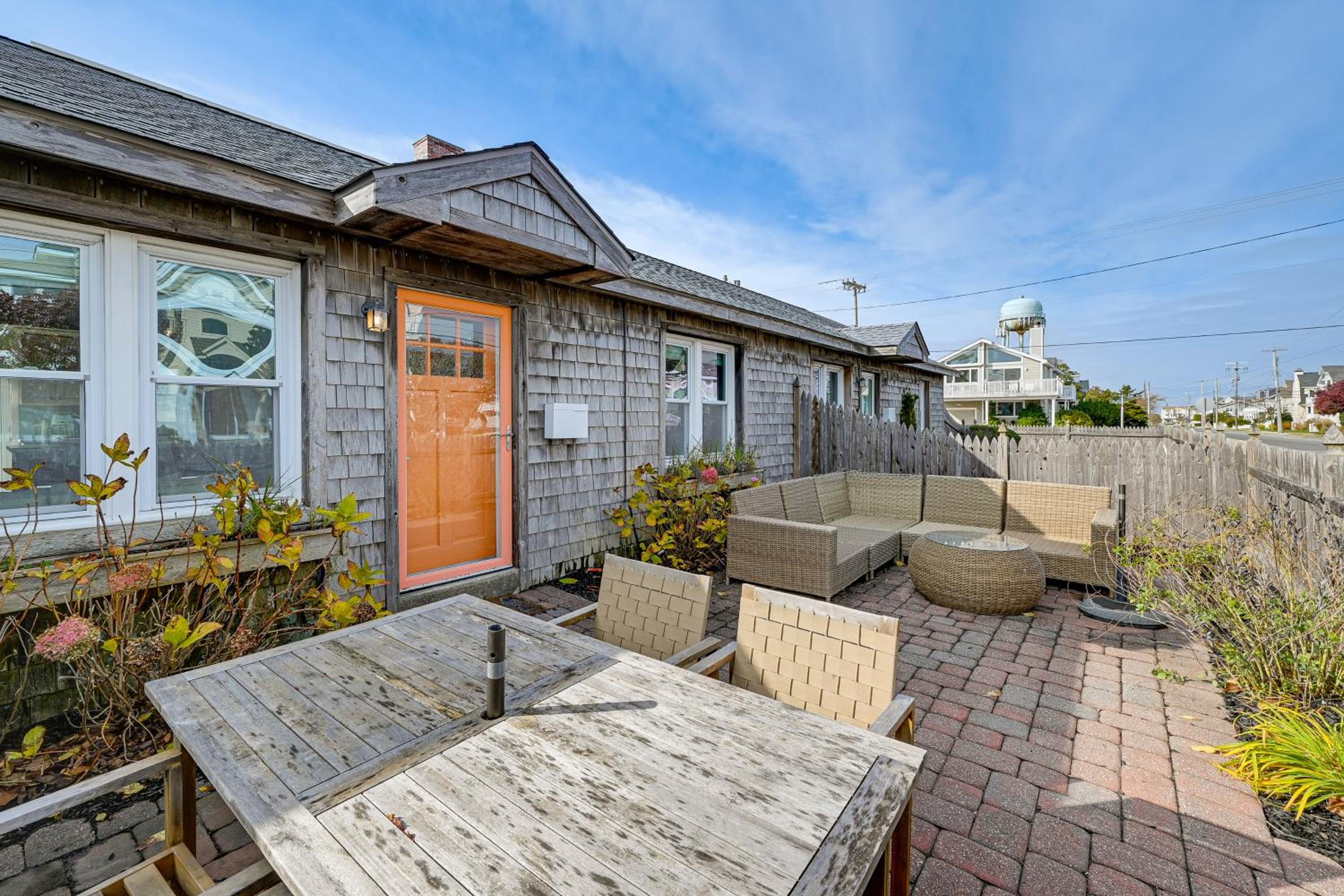 Walk to Beach and Dtwn Dining! Avalon Coastal Escape