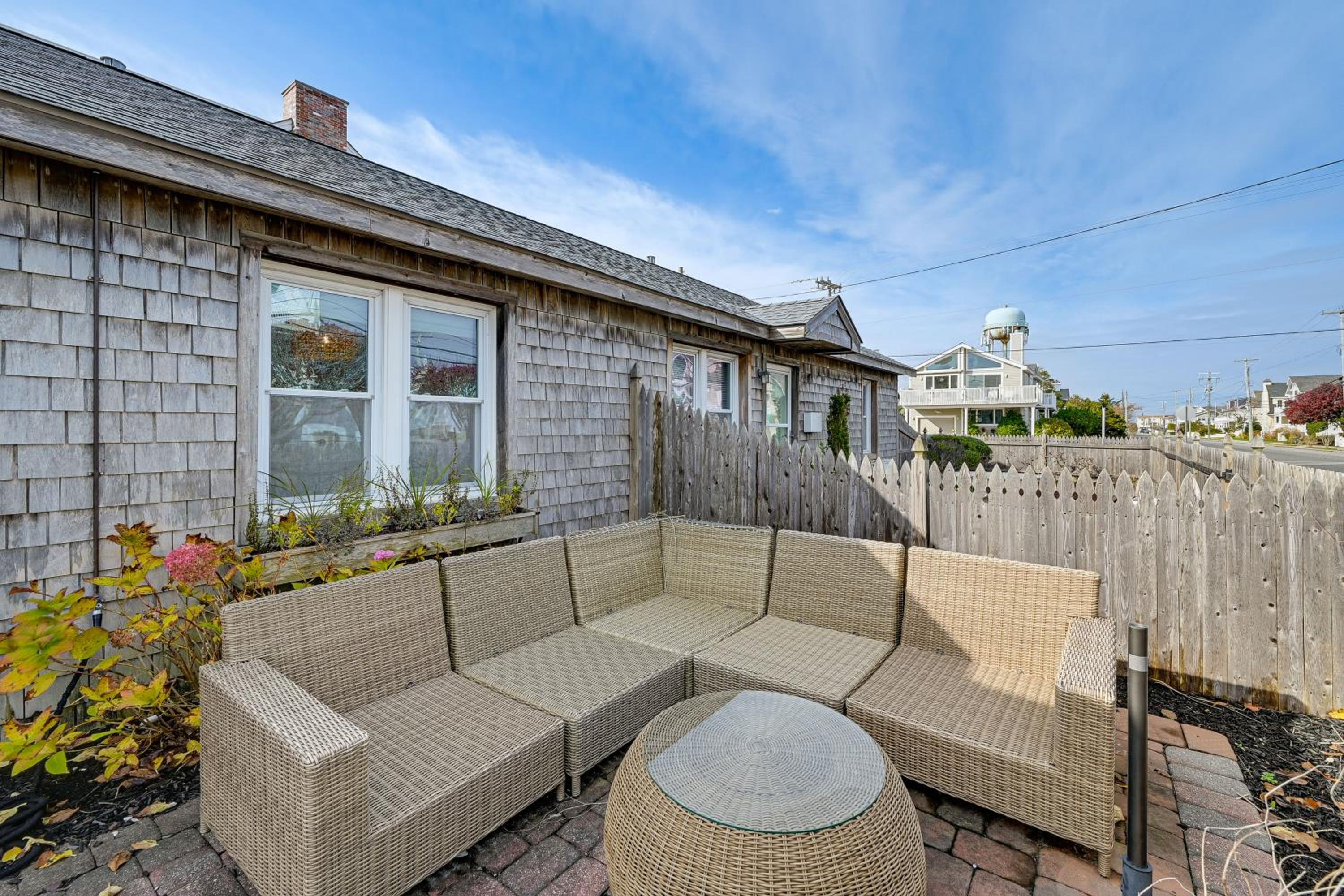 Walk to Beach and Dtwn Dining! Avalon Coastal Escape