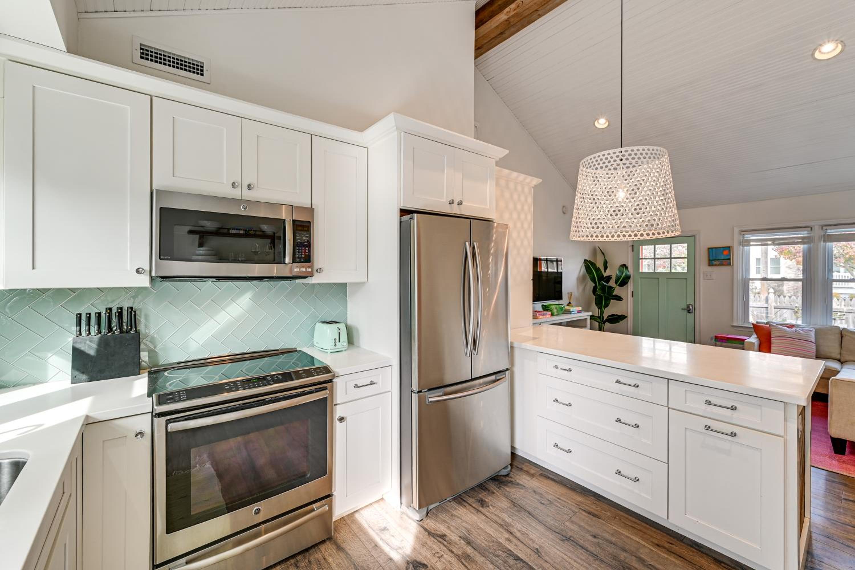 Walk to Beach and Dtwn Dining! Avalon Coastal Escape