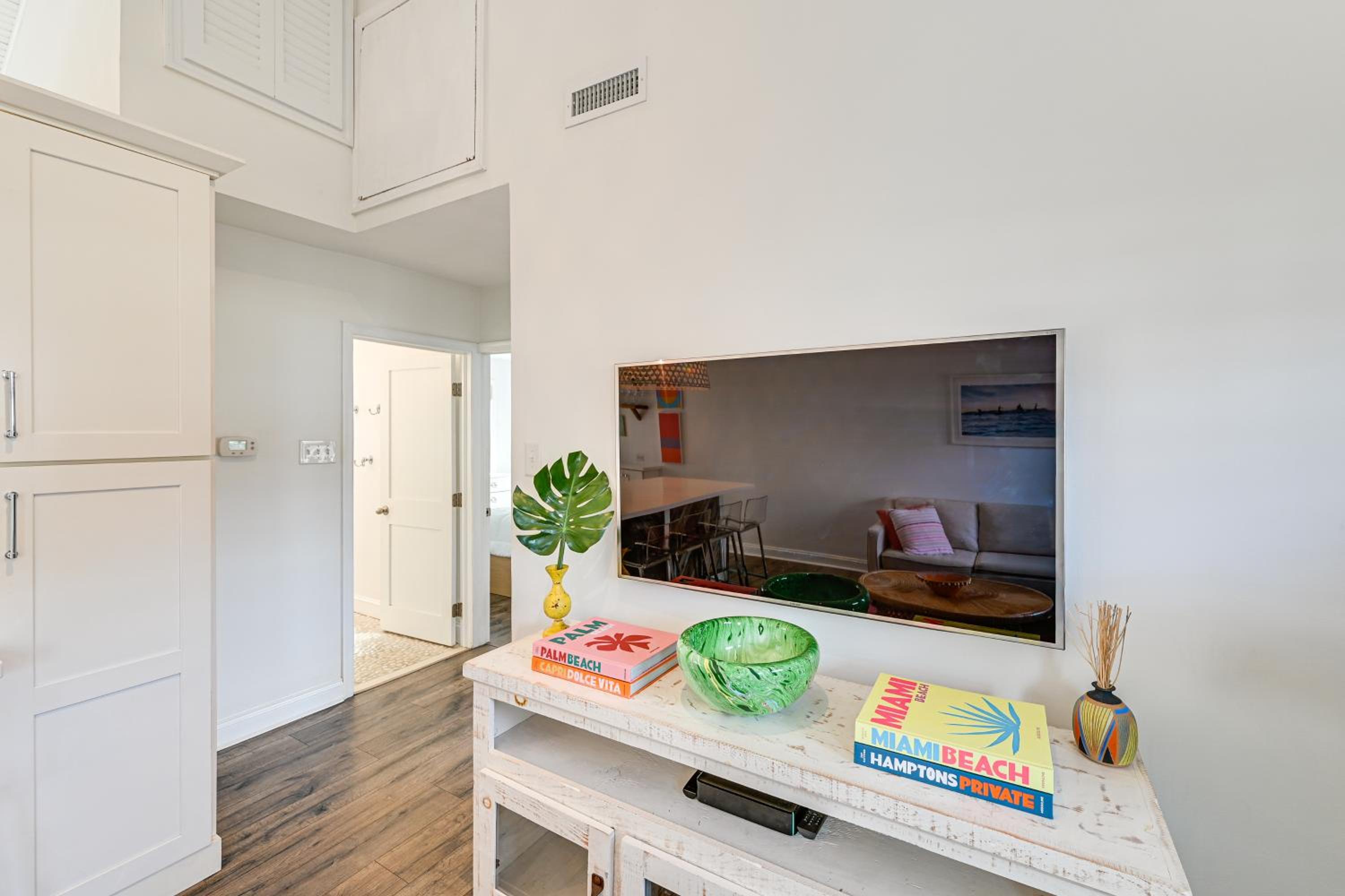 Walk to Beach and Dtwn Dining! Avalon Coastal Escape