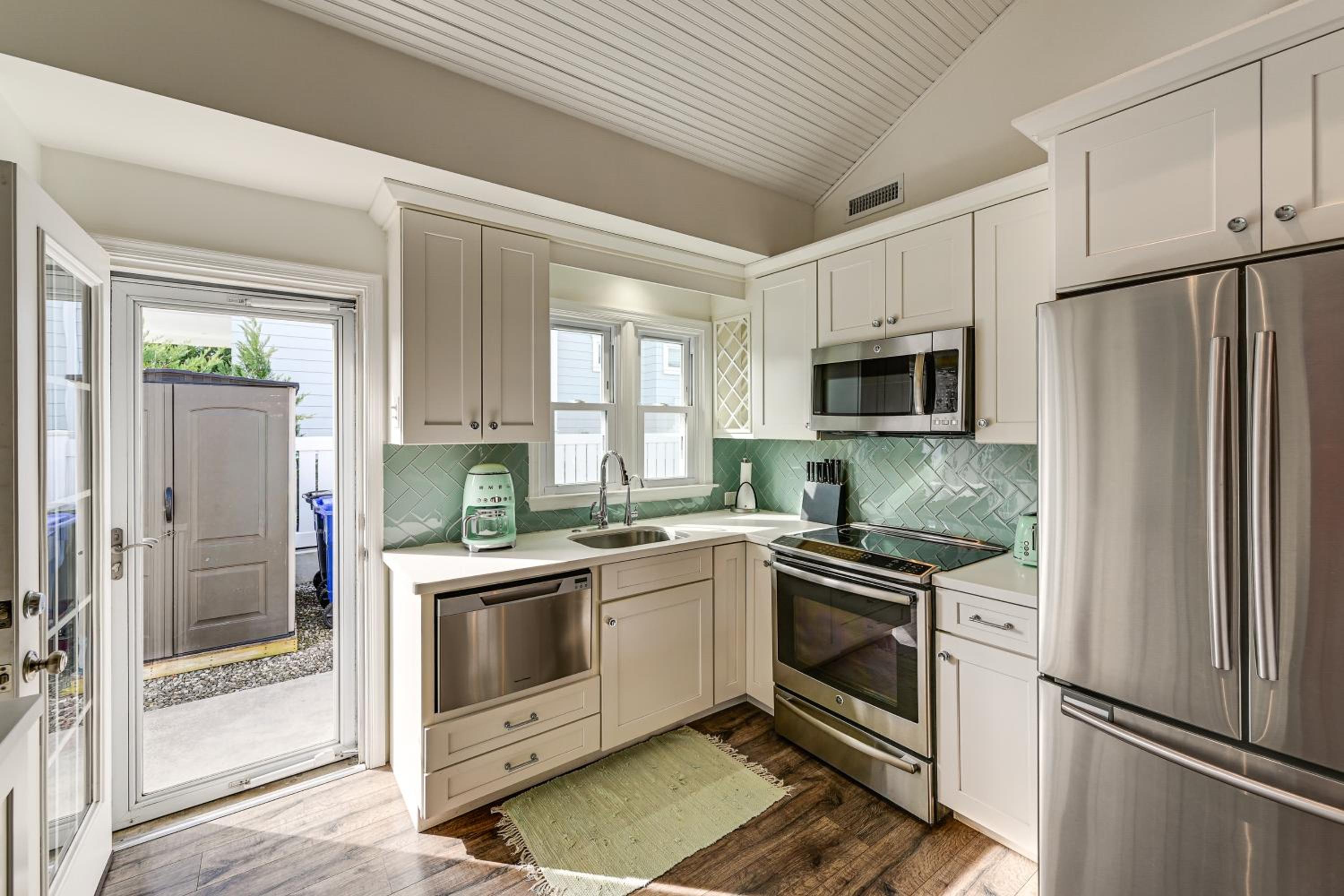 Walk to Beach and Dtwn Dining! Avalon Coastal Escape