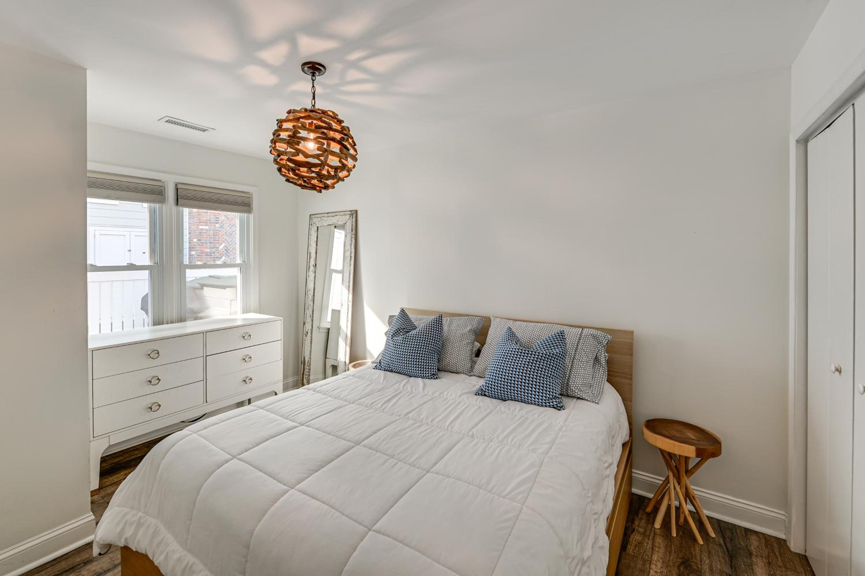 Walk to Beach and Dtwn Dining! Avalon Coastal Escape