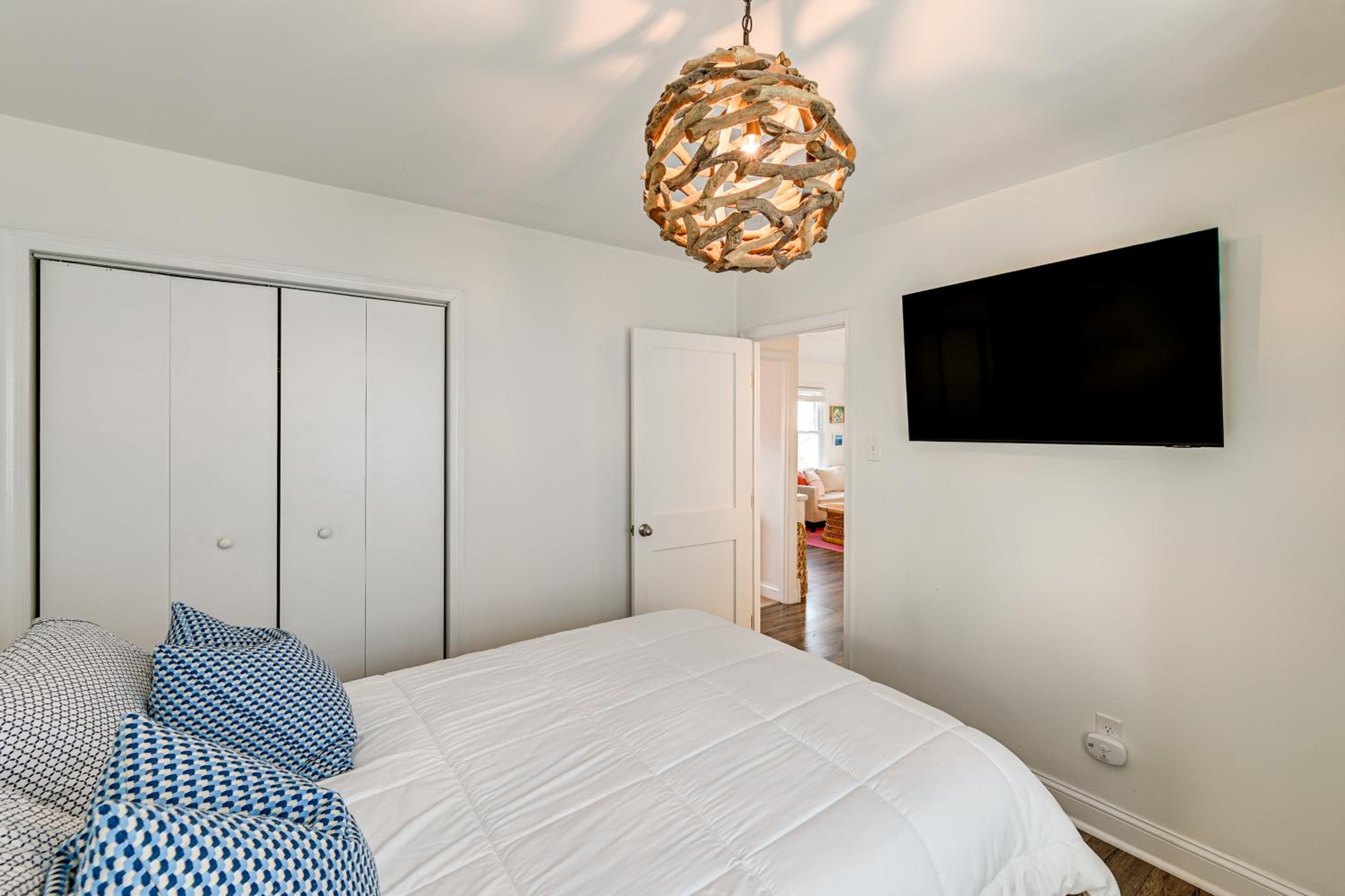 Walk to Beach and Dtwn Dining! Avalon Coastal Escape