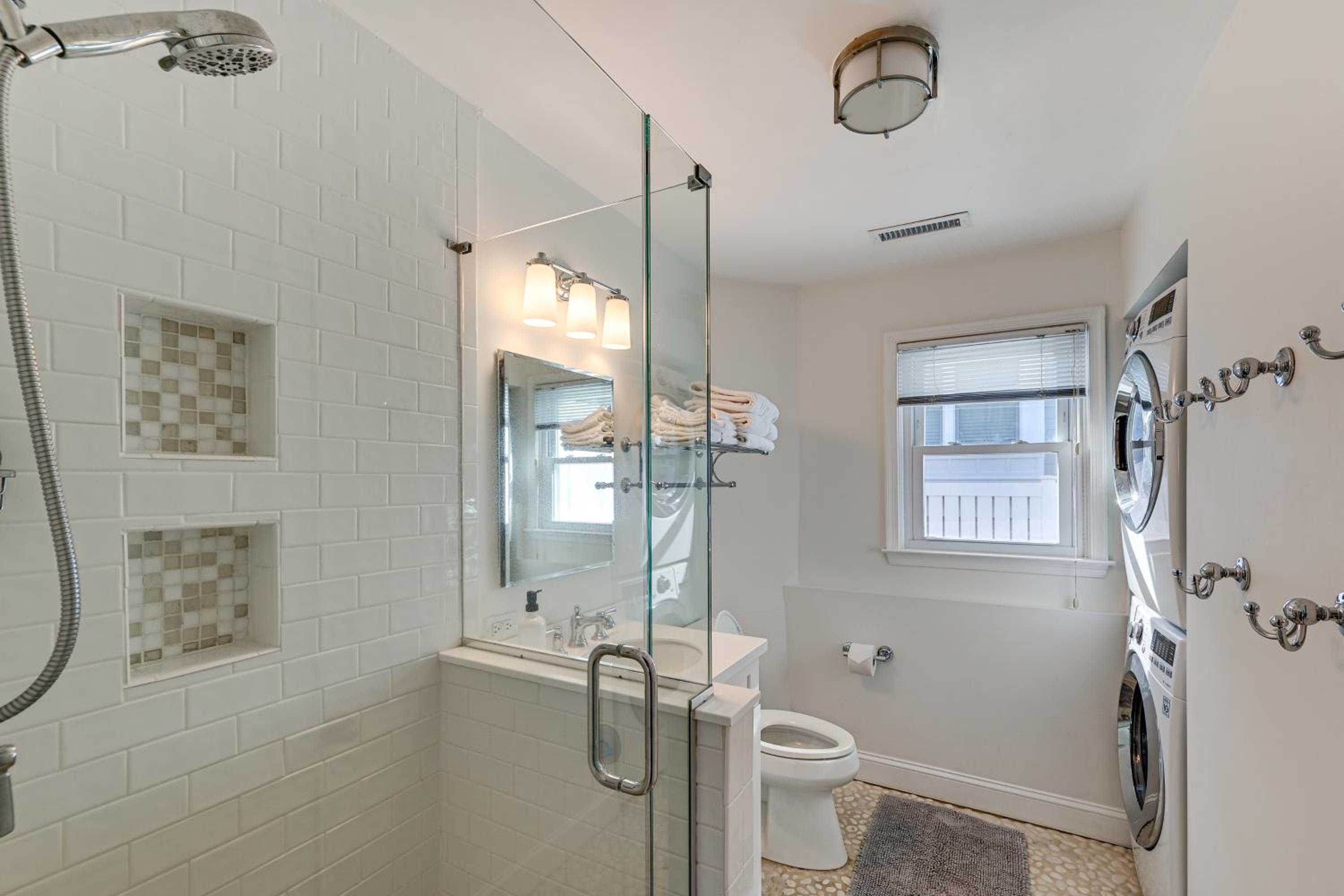 Walk to Beach and Dtwn Dining! Avalon Coastal Escape