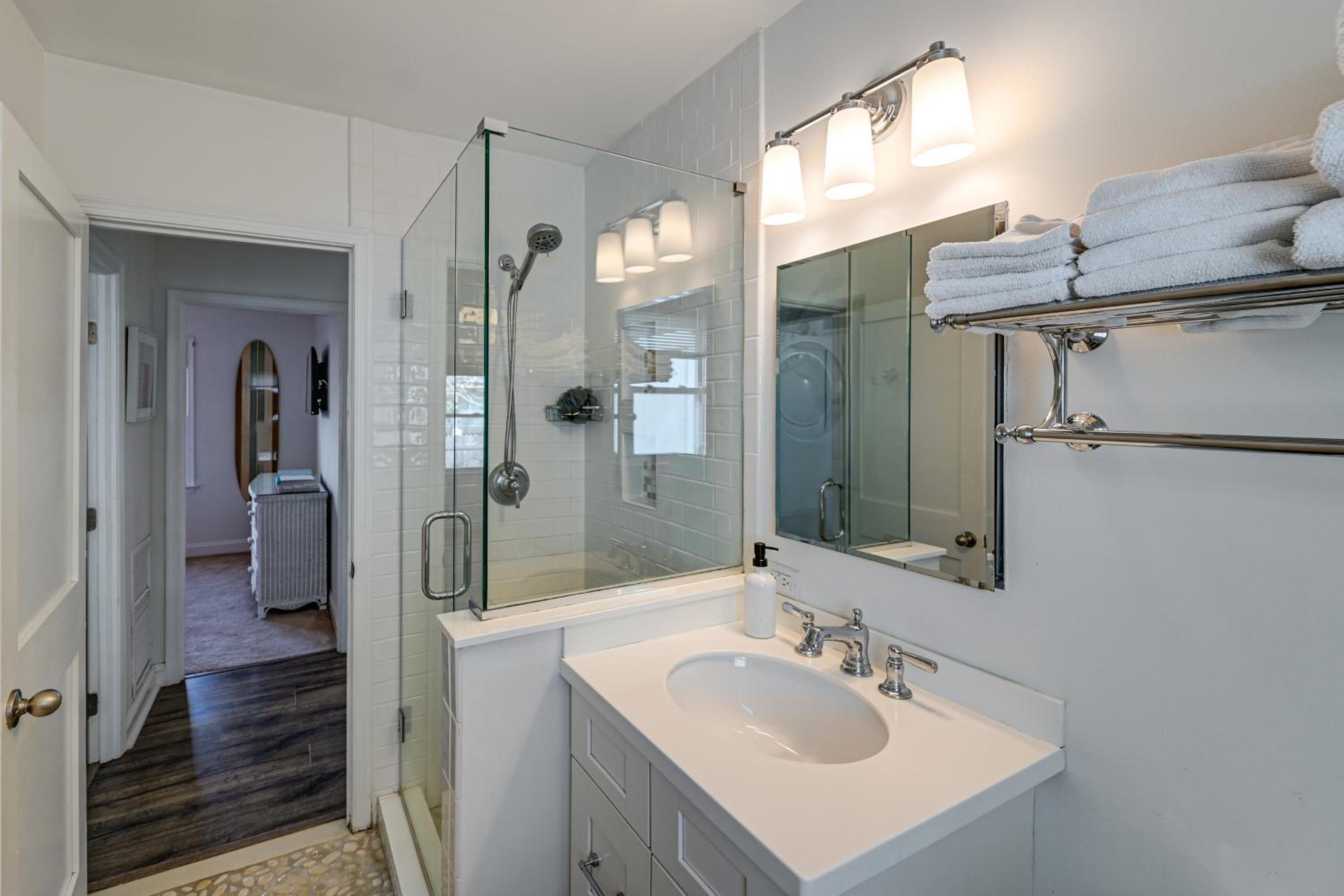 Walk to Beach and Dtwn Dining! Avalon Coastal Escape