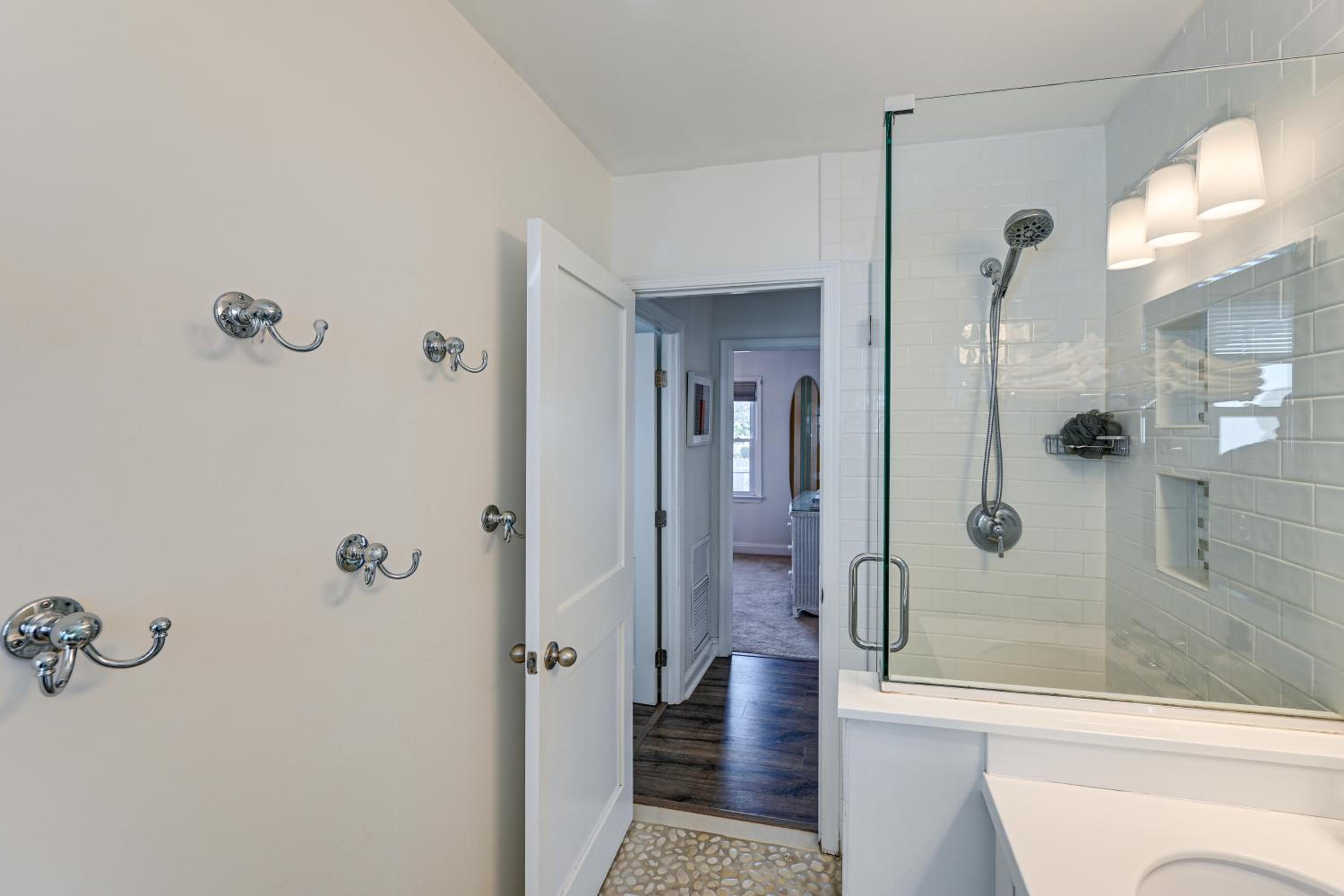 Walk to Beach and Dtwn Dining! Avalon Coastal Escape