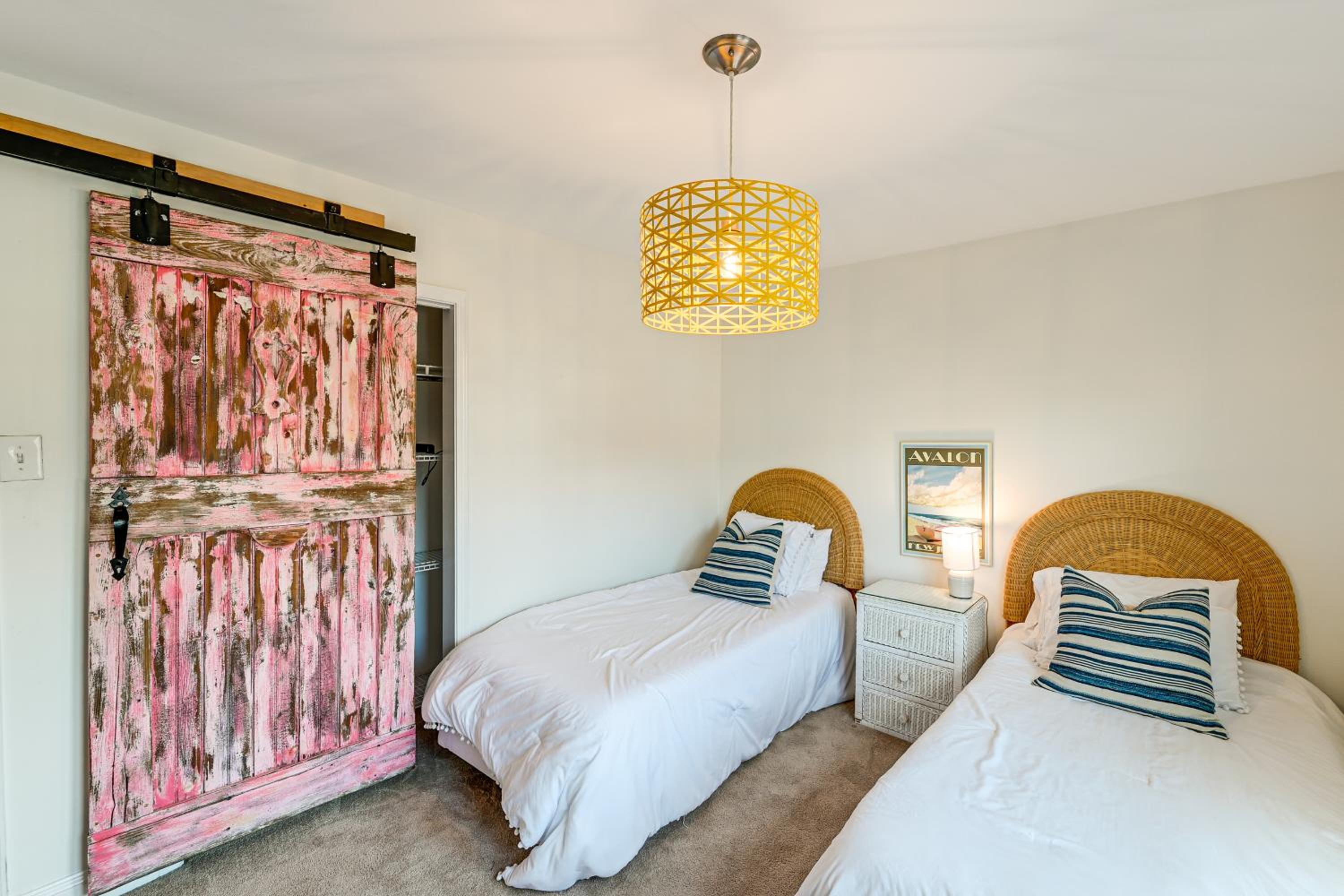 Walk to Beach and Dtwn Dining! Avalon Coastal Escape