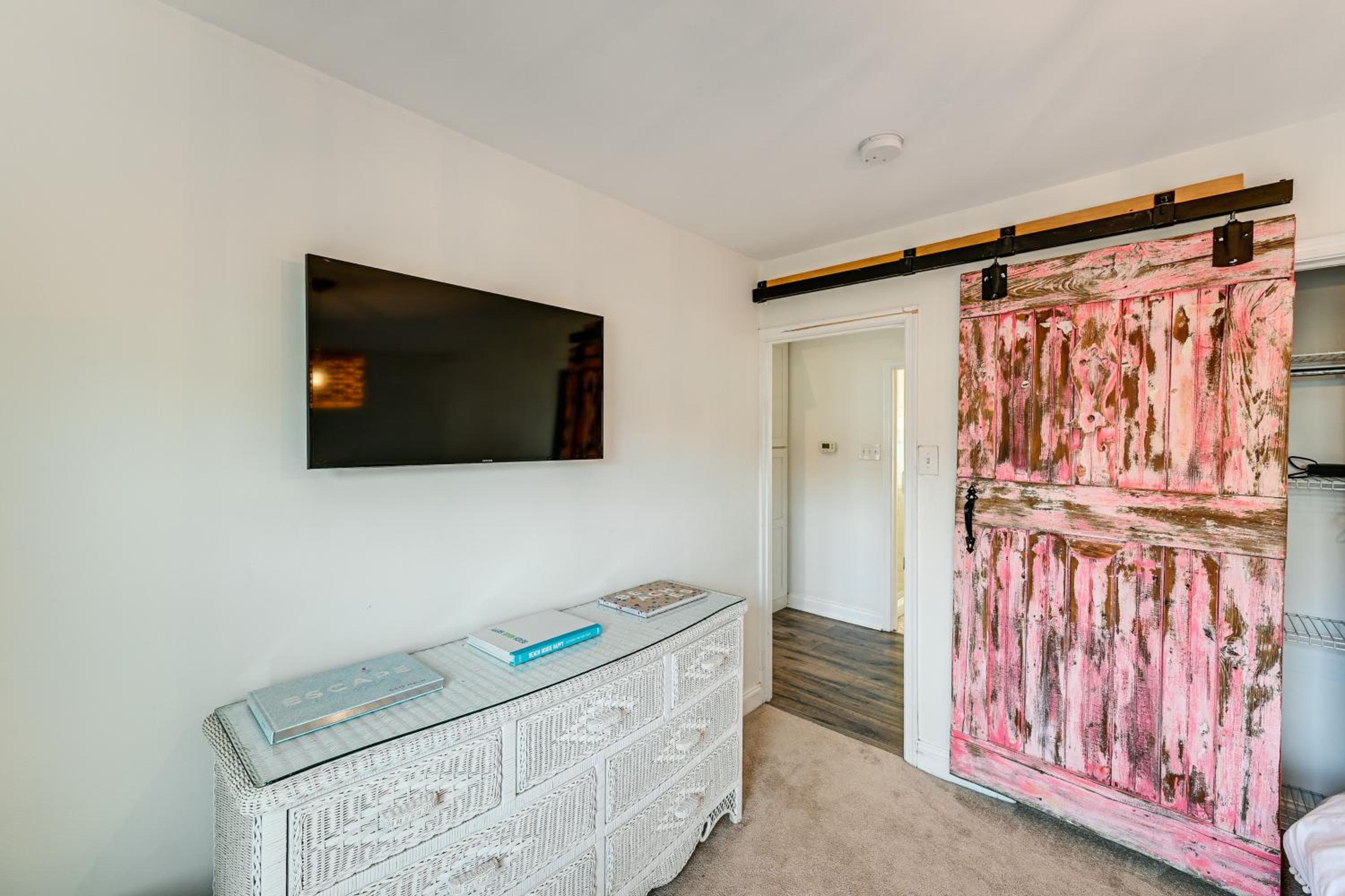 Walk to Beach and Dtwn Dining! Avalon Coastal Escape