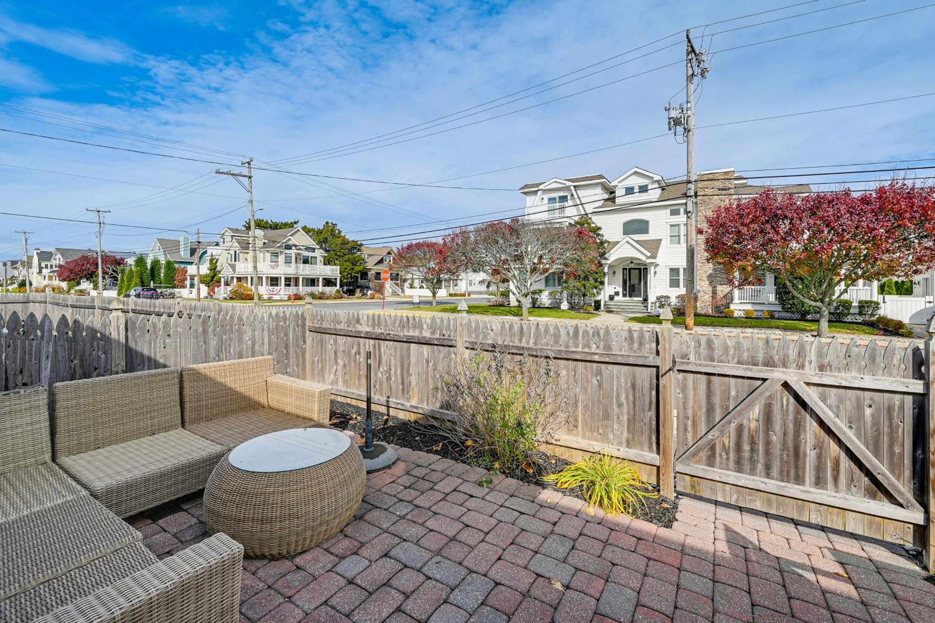 Walk to Beach and Dtwn Dining! Avalon Coastal Escape