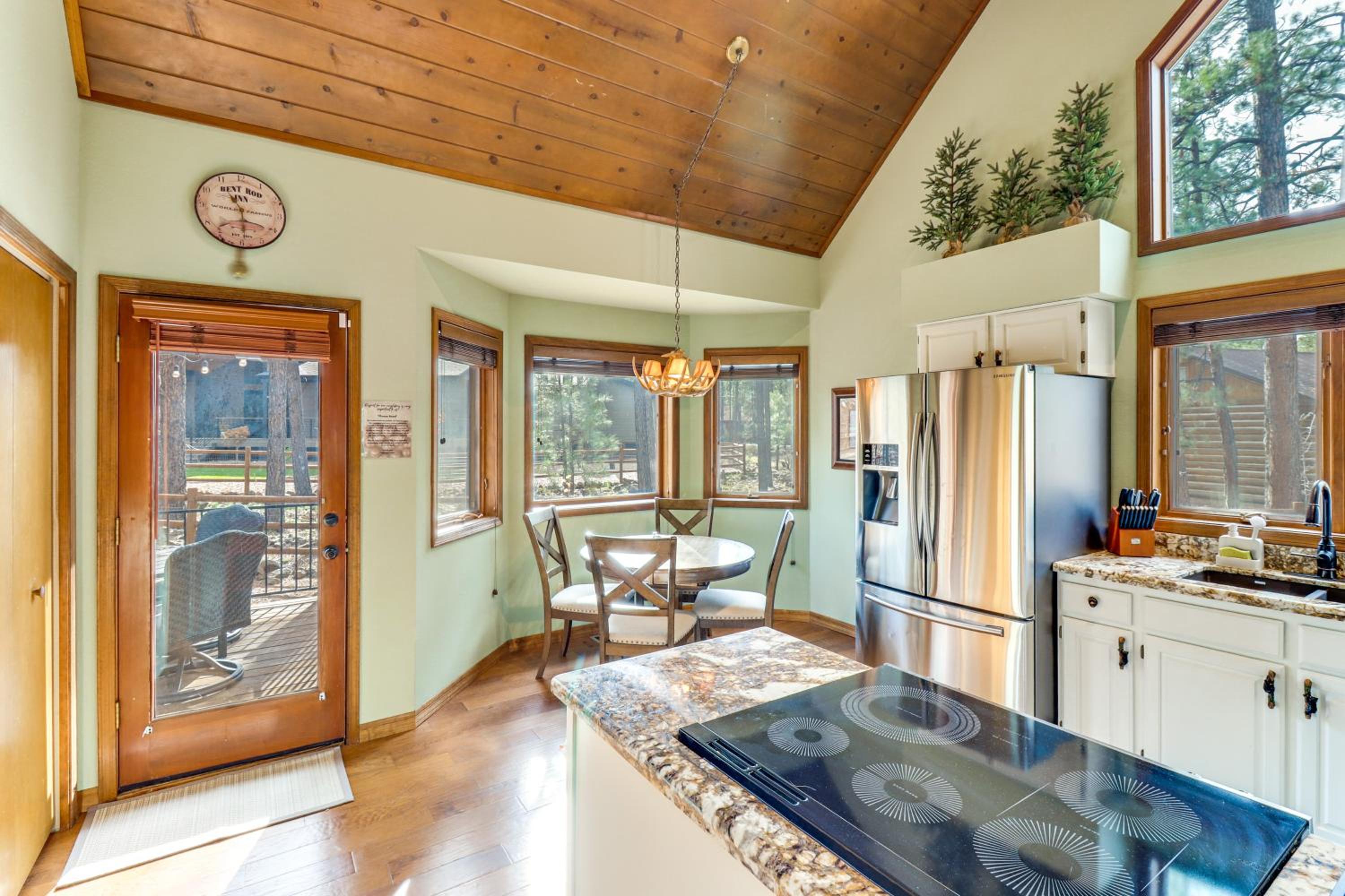 Golf, Hike, Explore! Family-Friendly Pinetop Haven