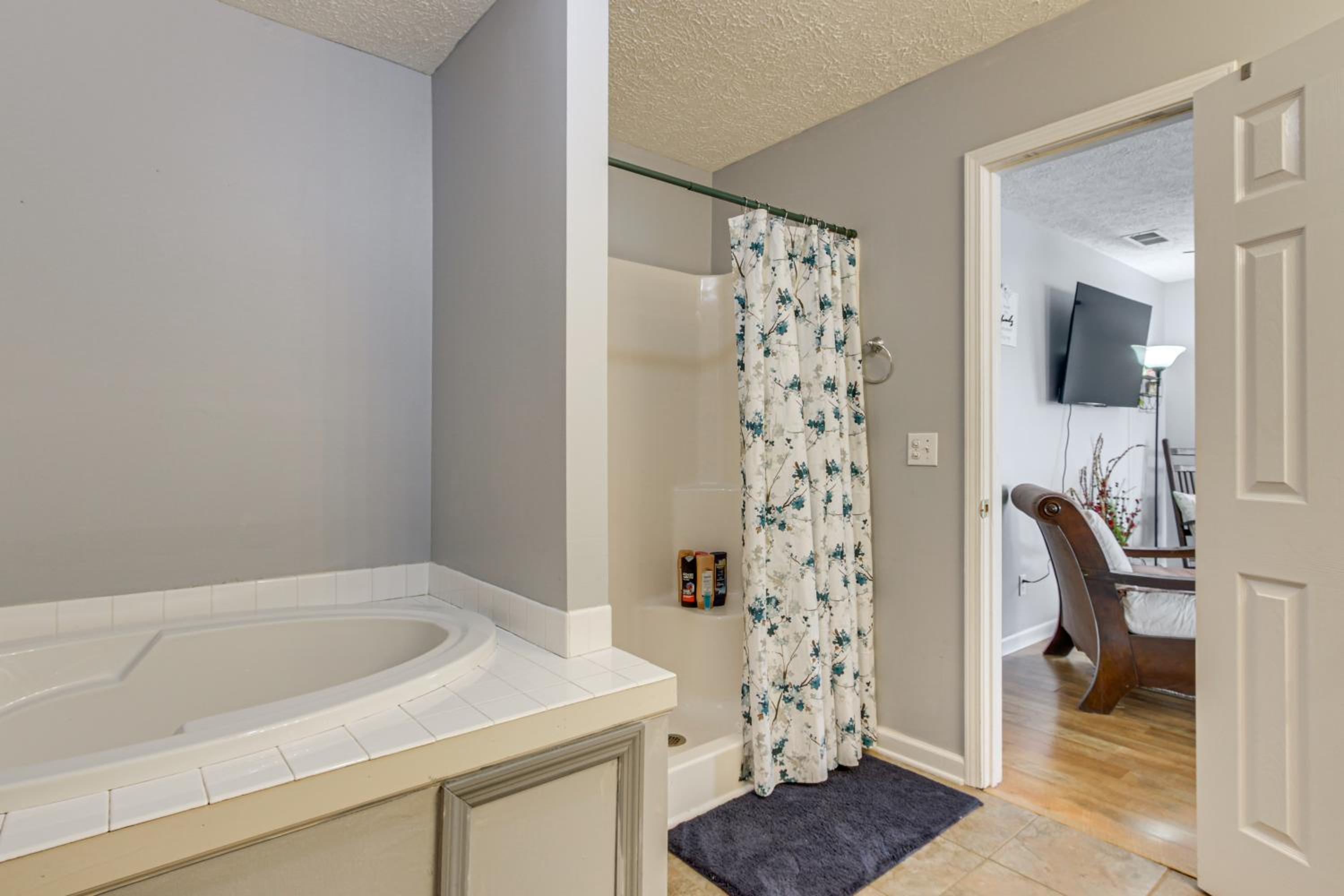 Near Tennessee River! Pet-Friendly Family Cottage!