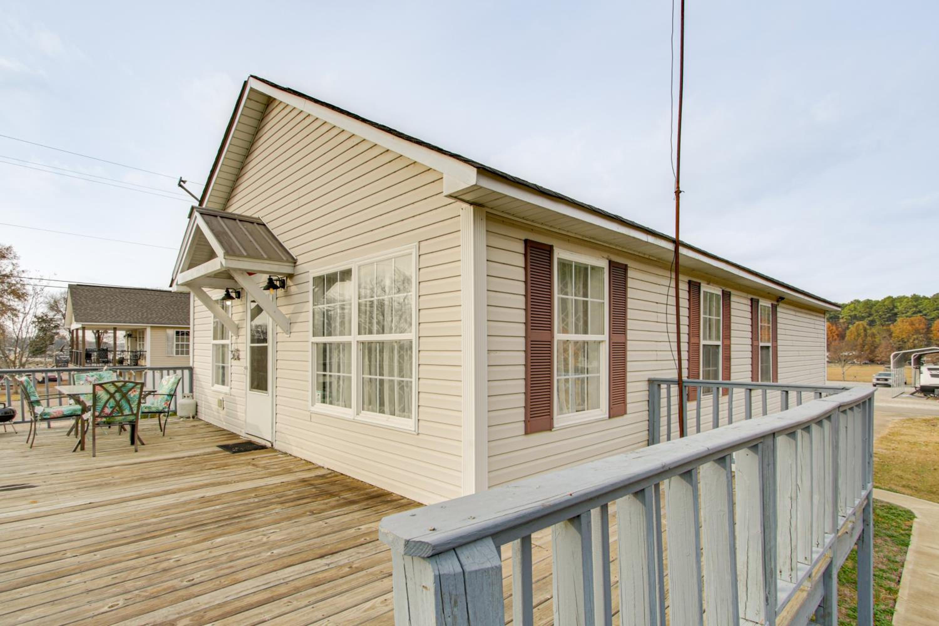 Near Tennessee River! Pet-Friendly Family Cottage!