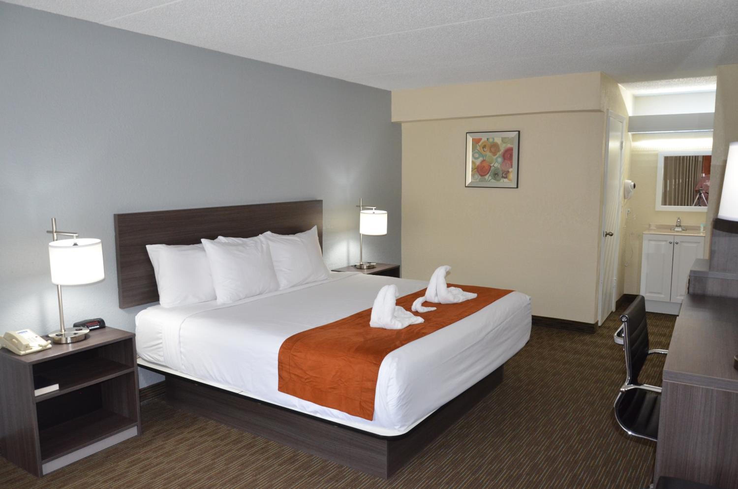 Days Inn & Suites by Wyndham Orlando Airport