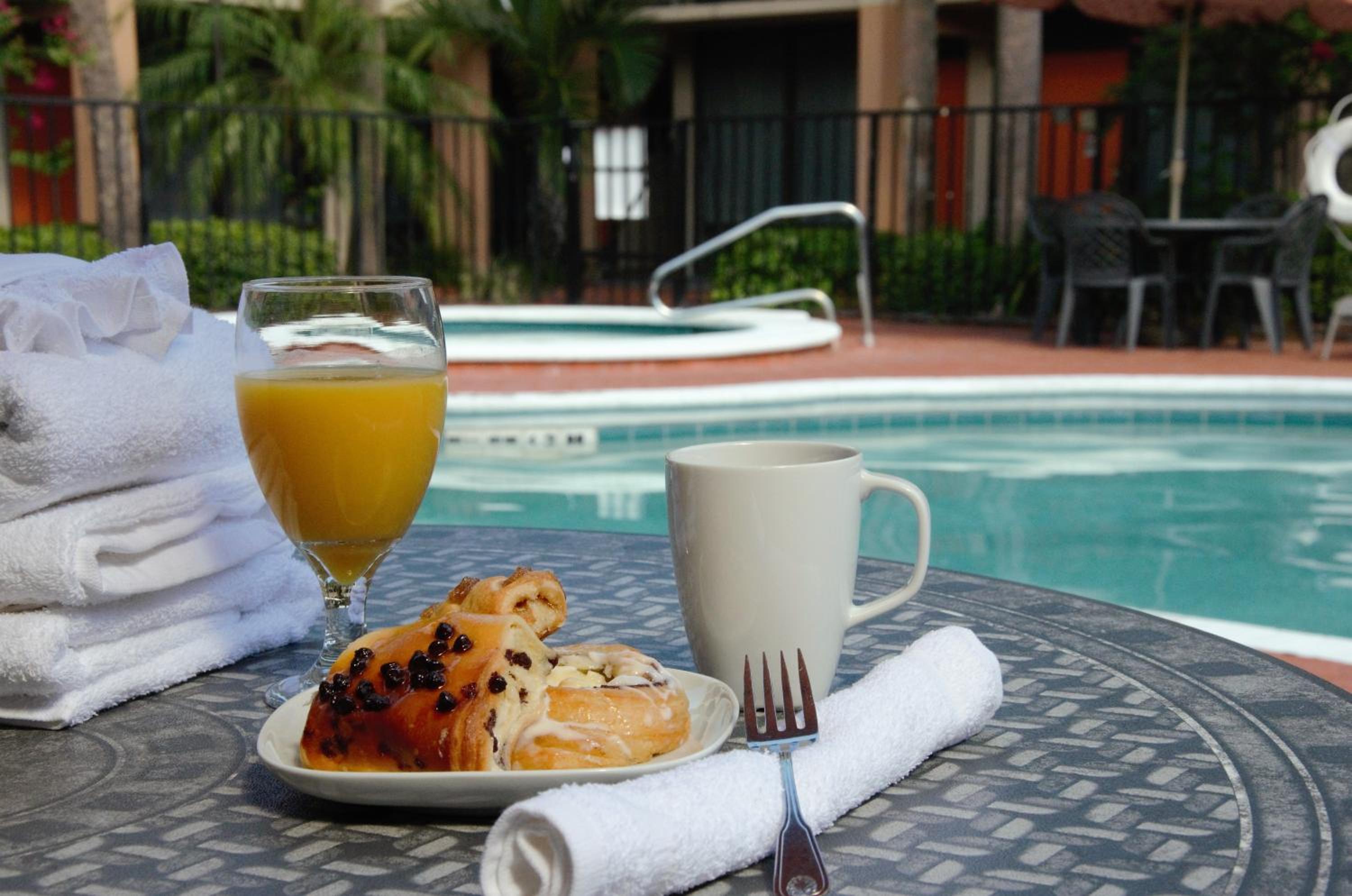 Days Inn & Suites by Wyndham Orlando Airport