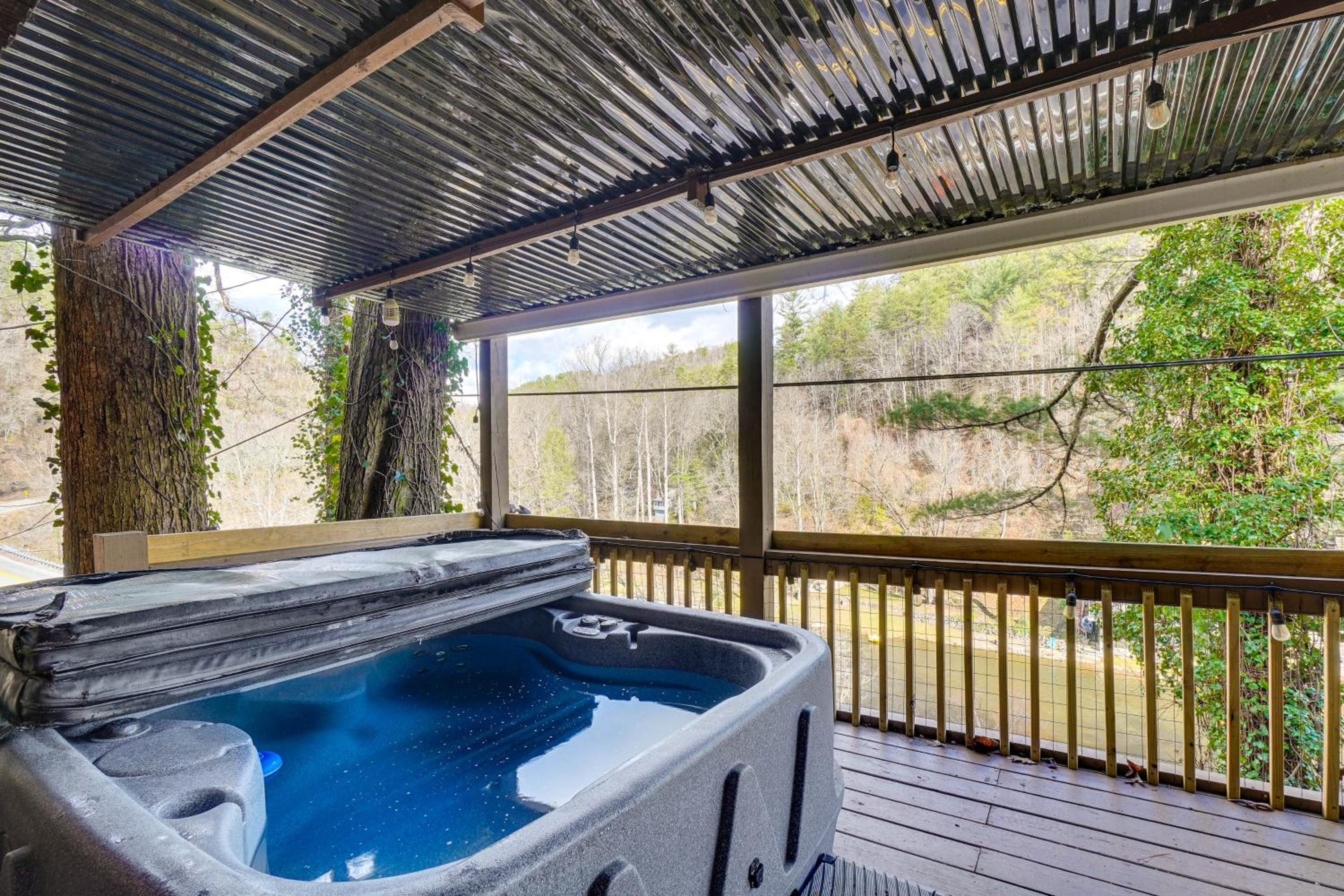 Hot Tub, Trails, Views! Little River Retreat