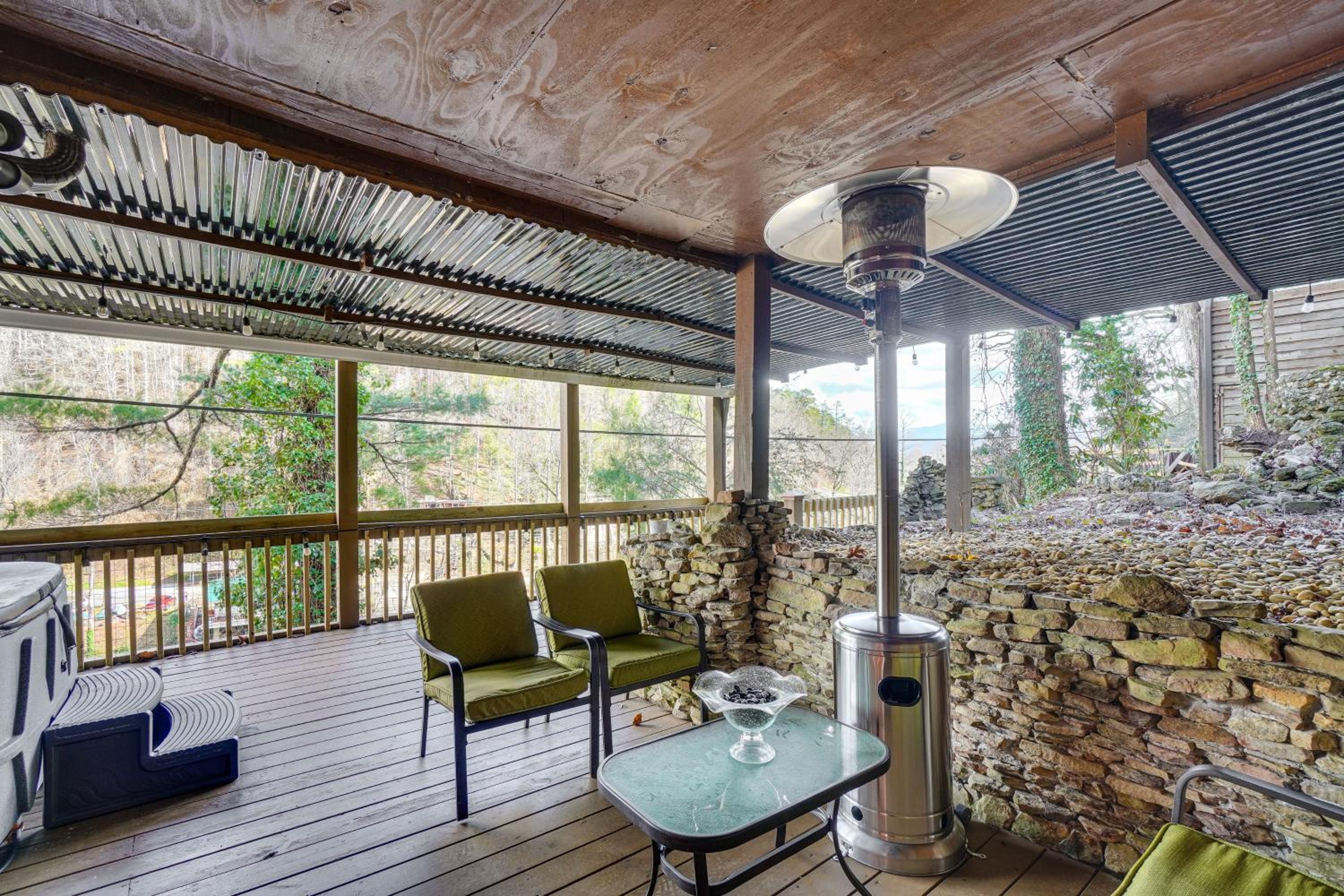 Hot Tub, Trails, Views! Little River Retreat