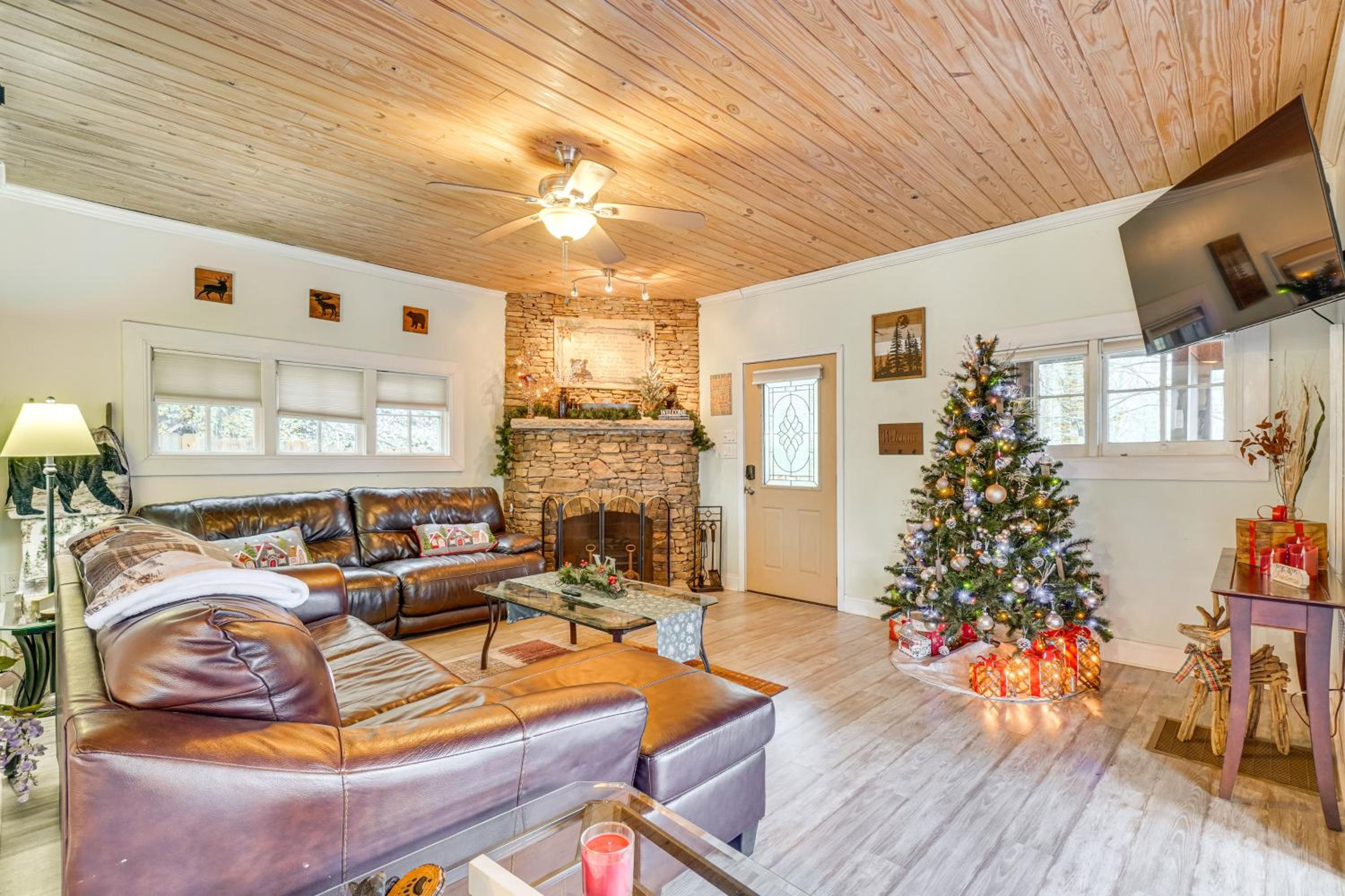 Hot Tub, Trails, Views! Little River Retreat