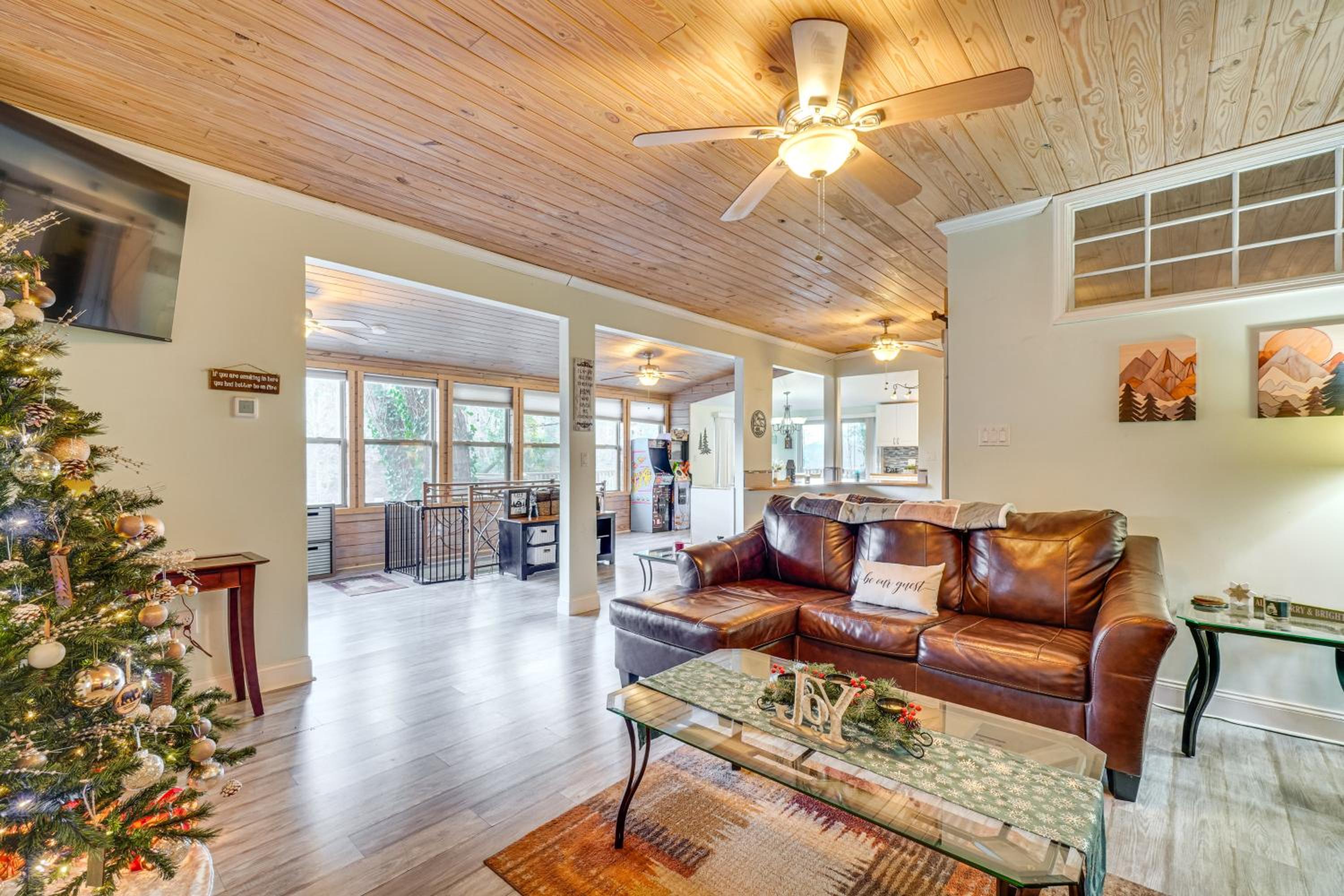 Hot Tub, Trails, Views! Little River Retreat