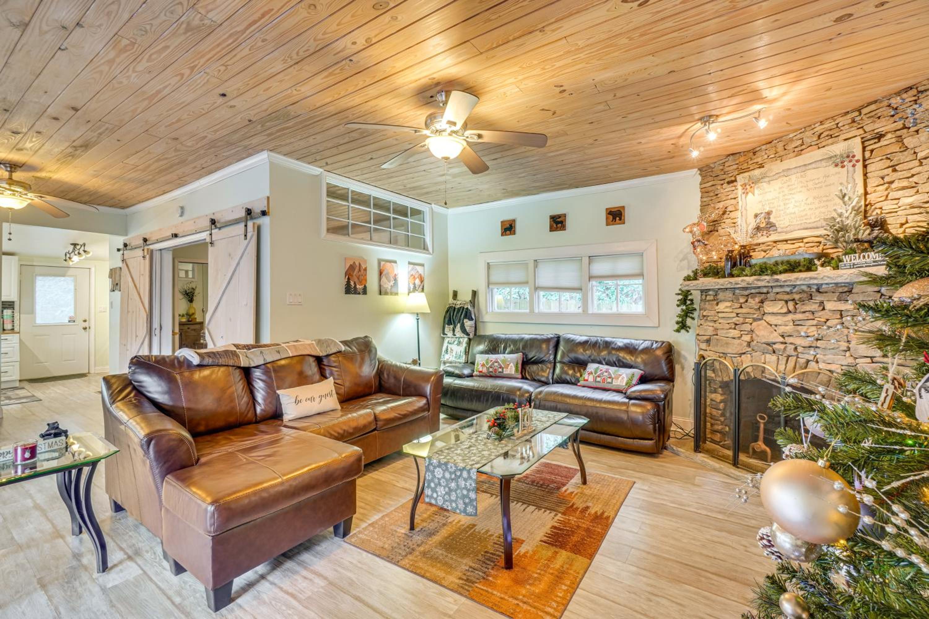 Hot Tub, Trails, Views! Little River Retreat