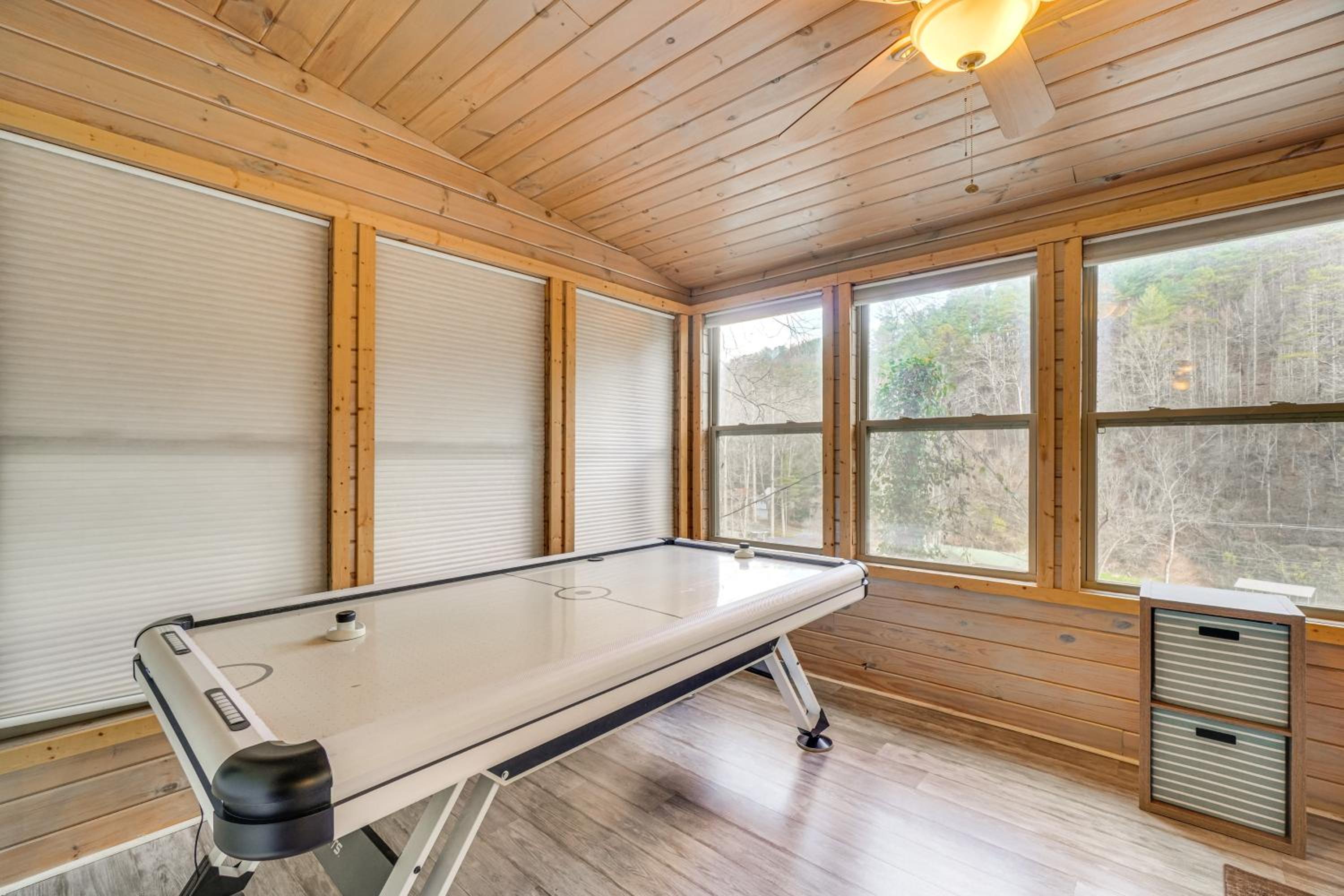 Hot Tub, Trails, Views! Little River Retreat