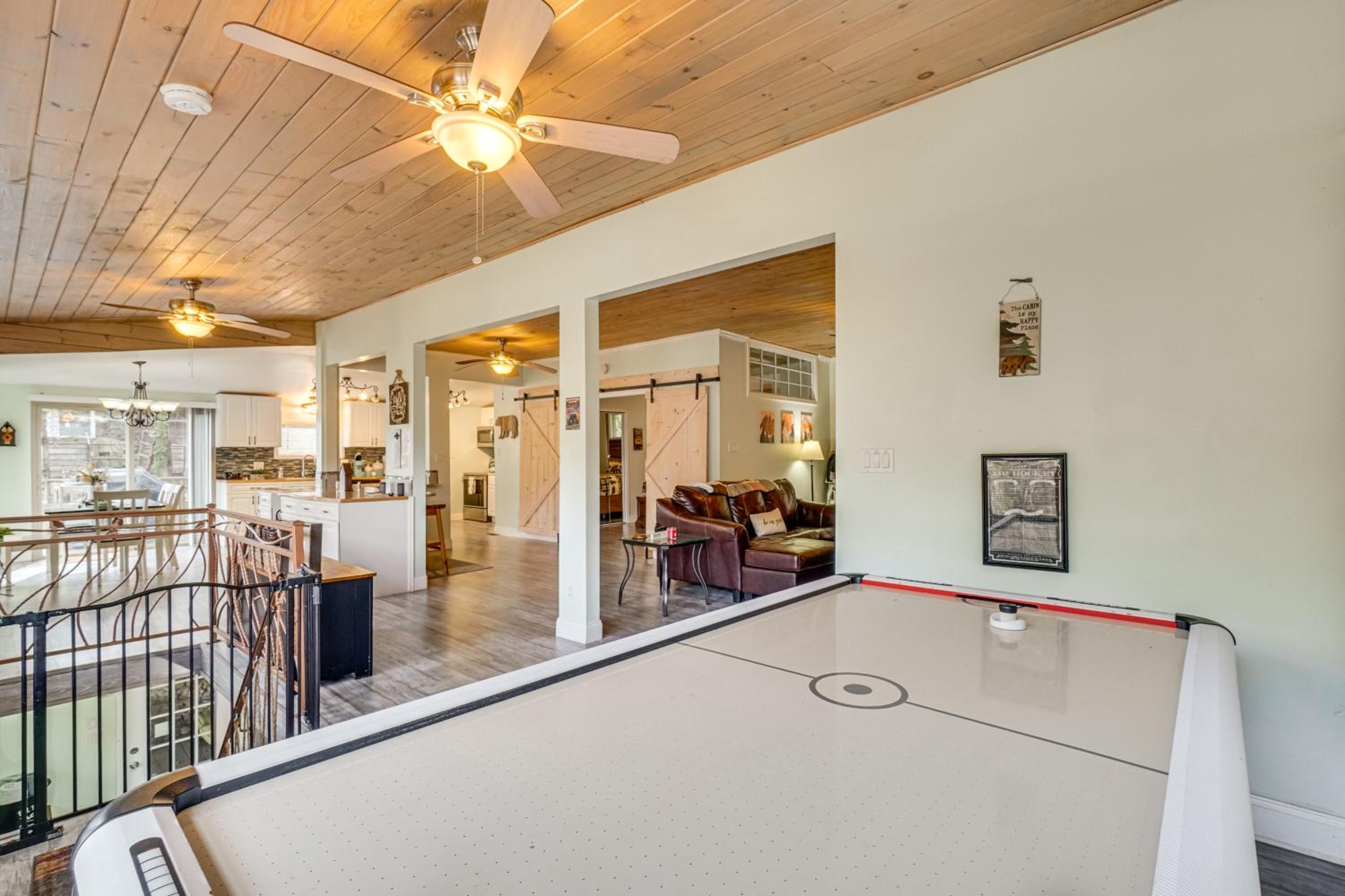 Hot Tub, Trails, Views! Little River Retreat
