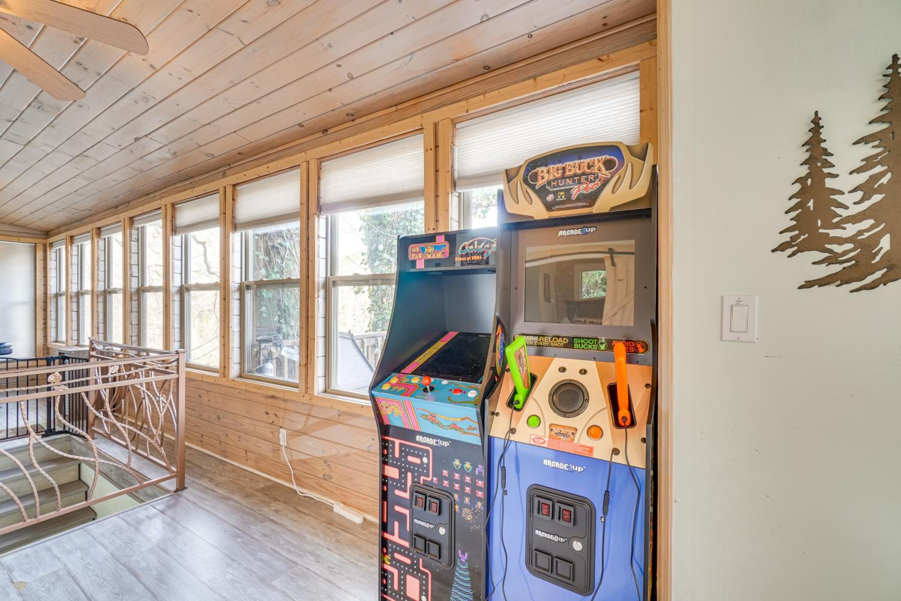 Hot Tub, Trails, Views! Little River Retreat
