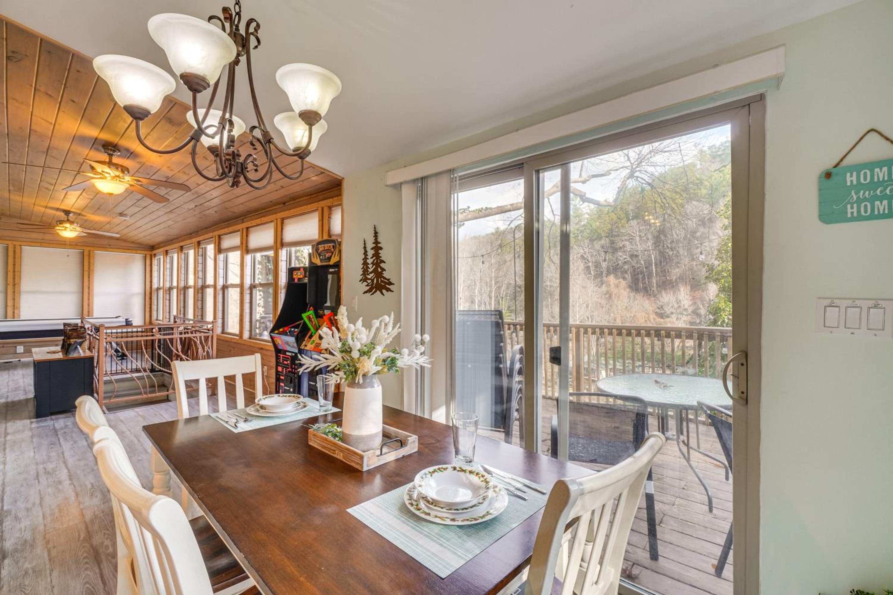 Hot Tub, Trails, Views! Little River Retreat