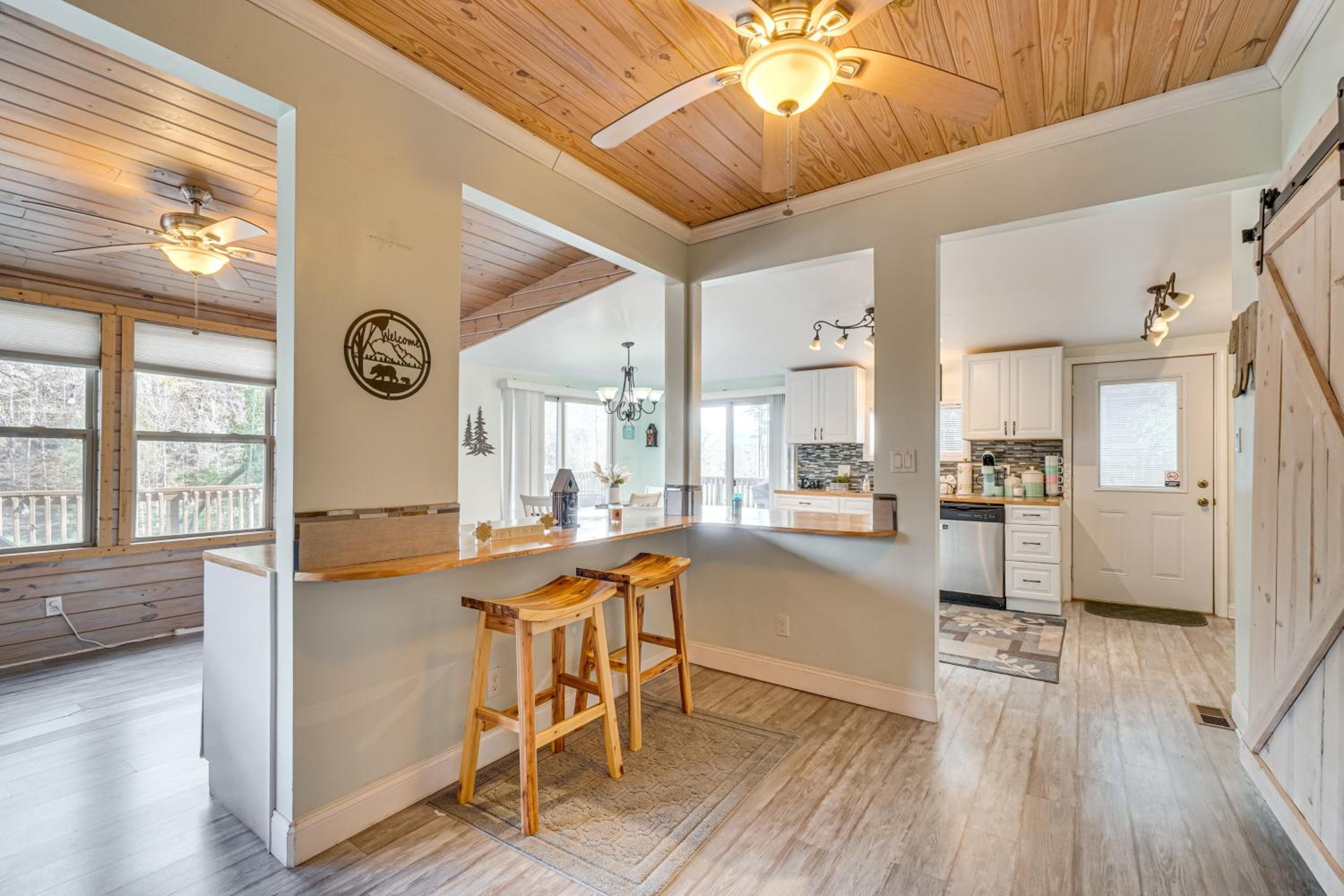 Hot Tub, Trails, Views! Little River Retreat