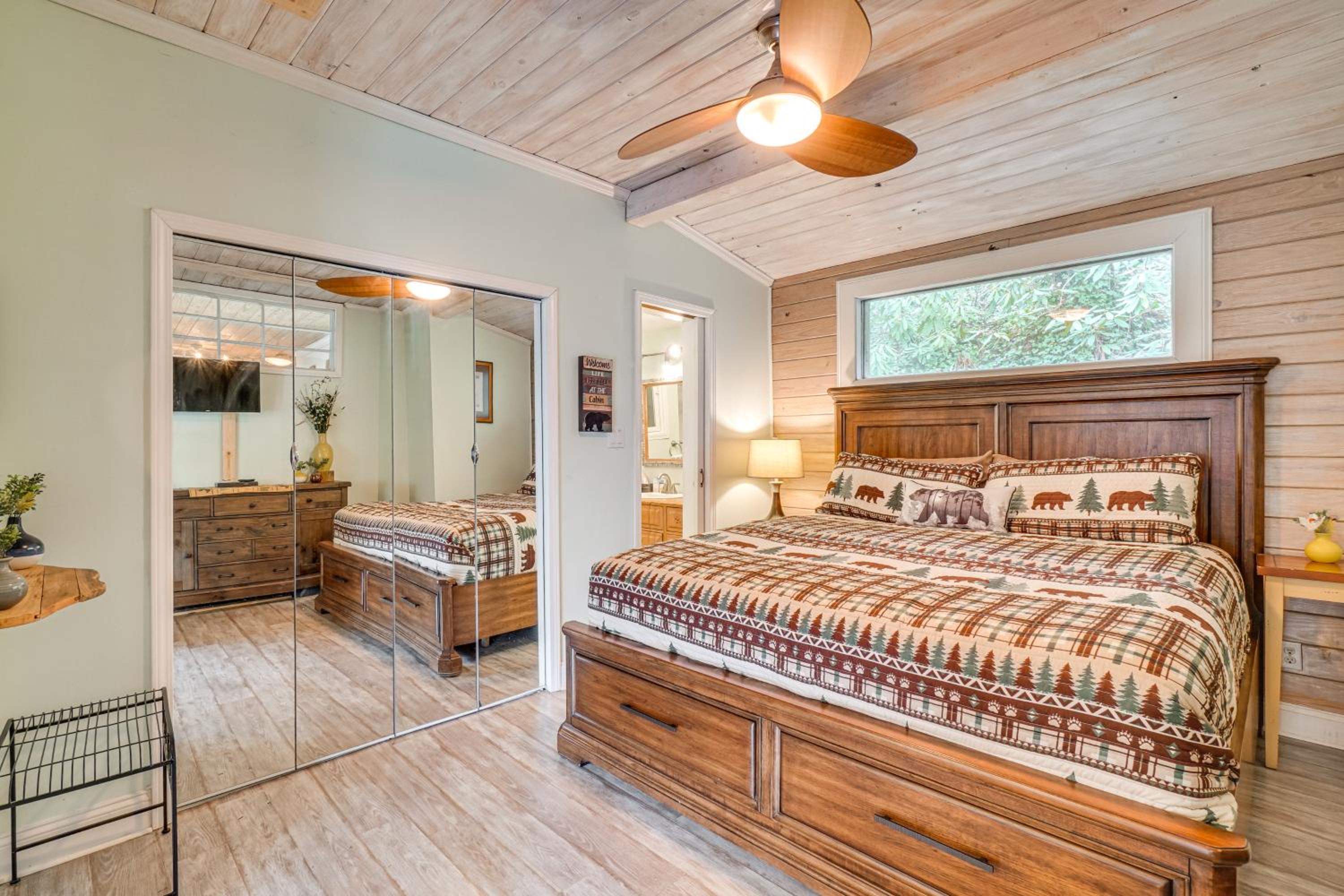 Hot Tub, Trails, Views! Little River Retreat