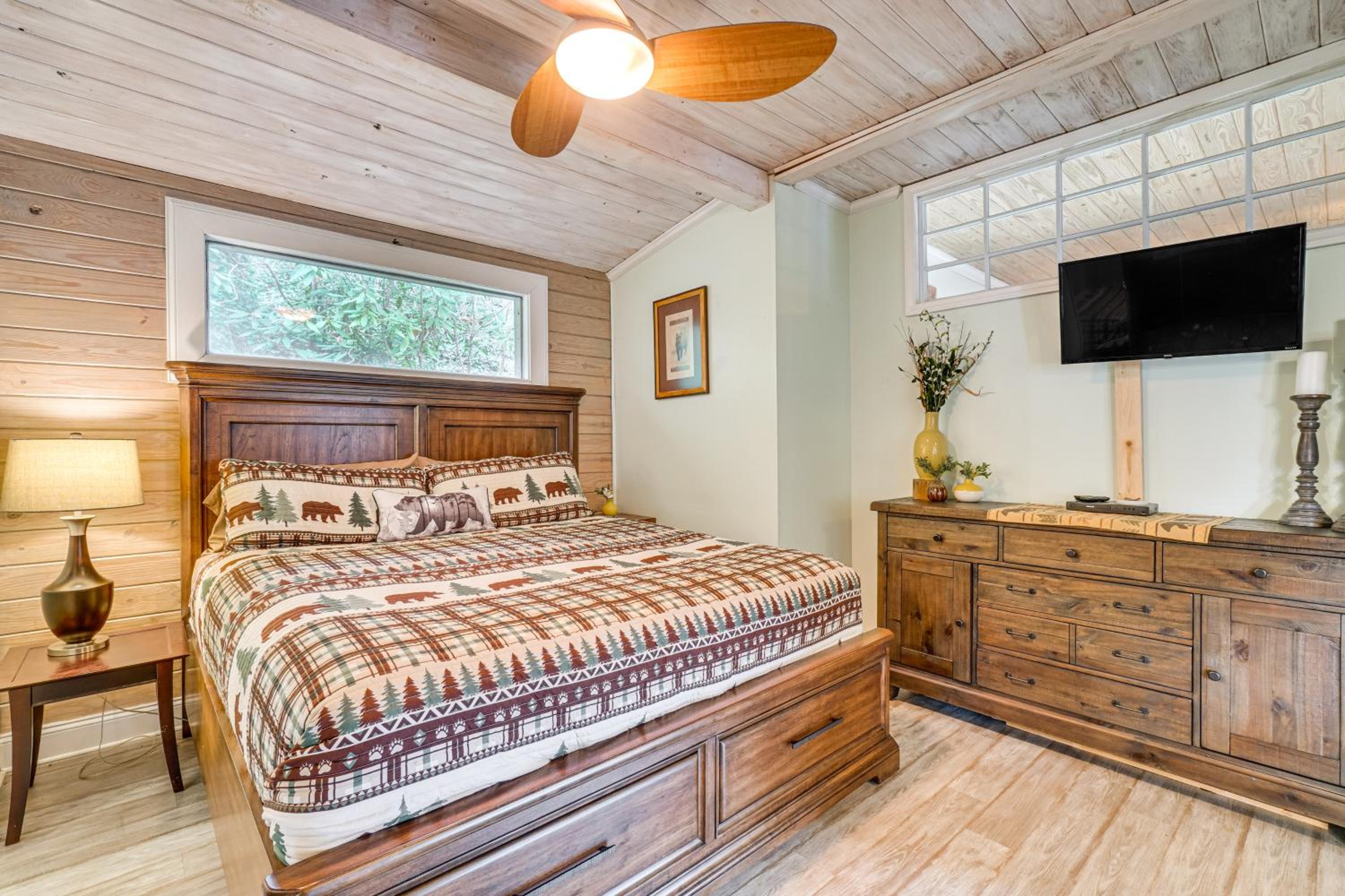 Hot Tub, Trails, Views! Little River Retreat