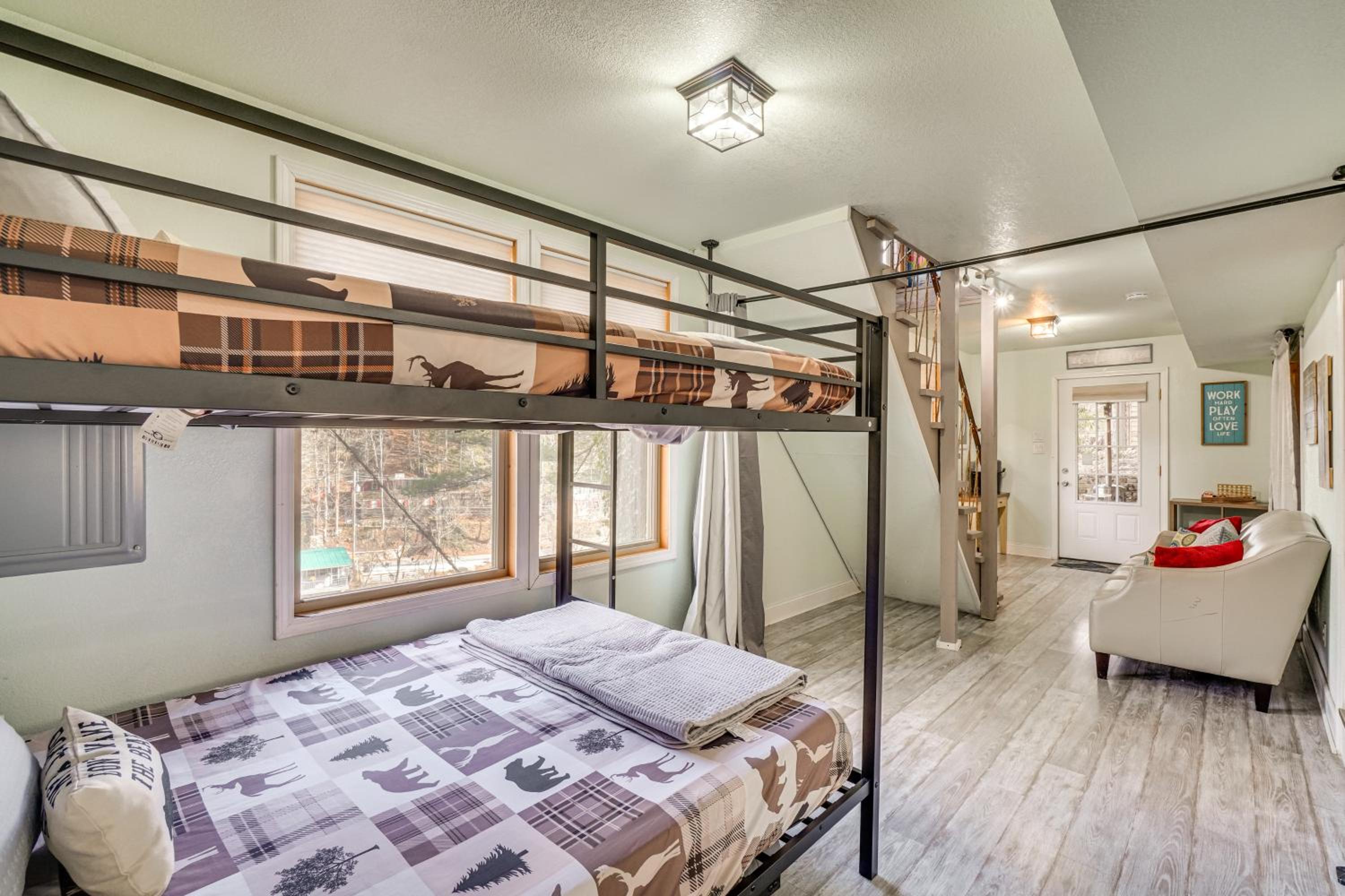 Hot Tub, Trails, Views! Little River Retreat