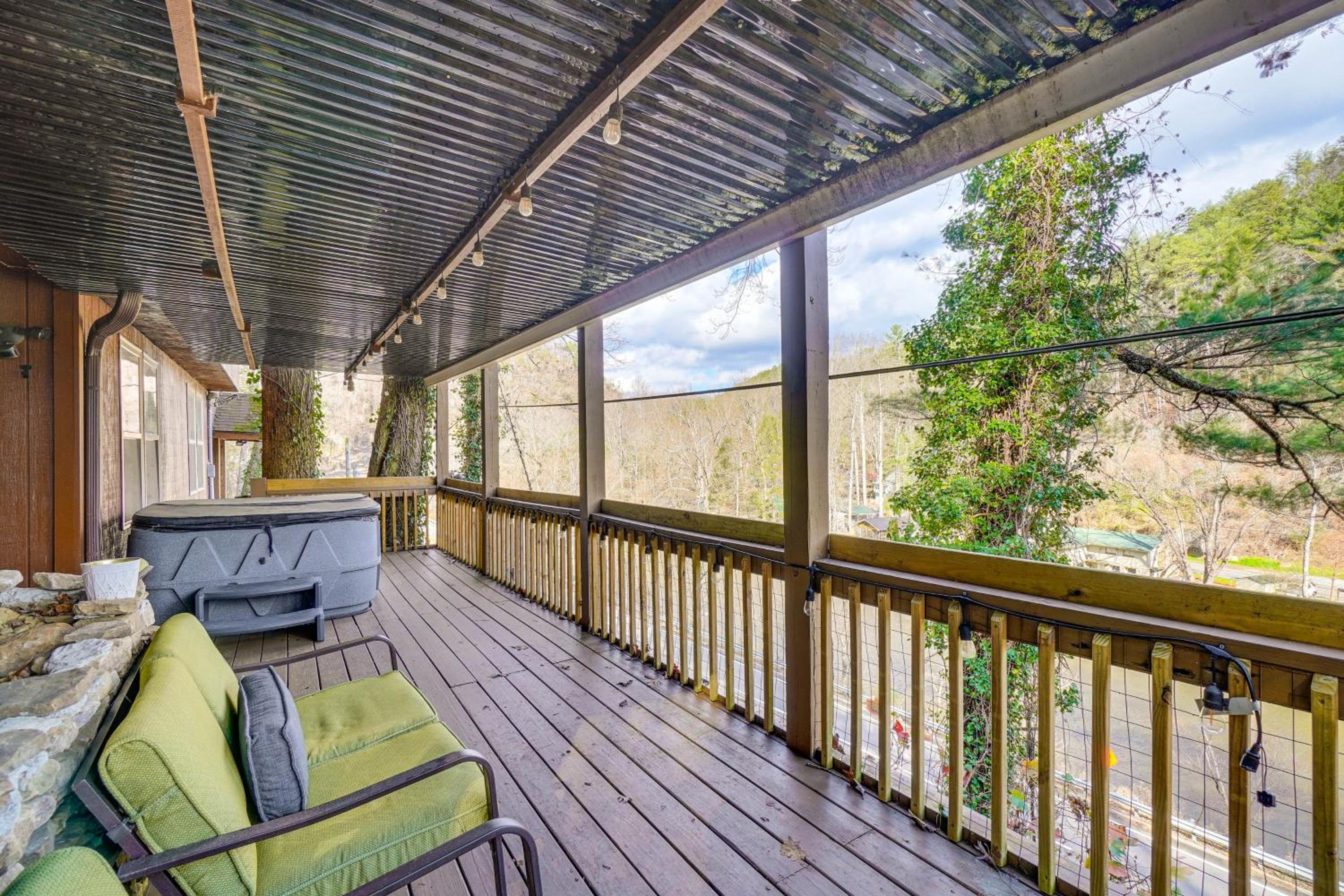 Hot Tub, Trails, Views! Little River Retreat