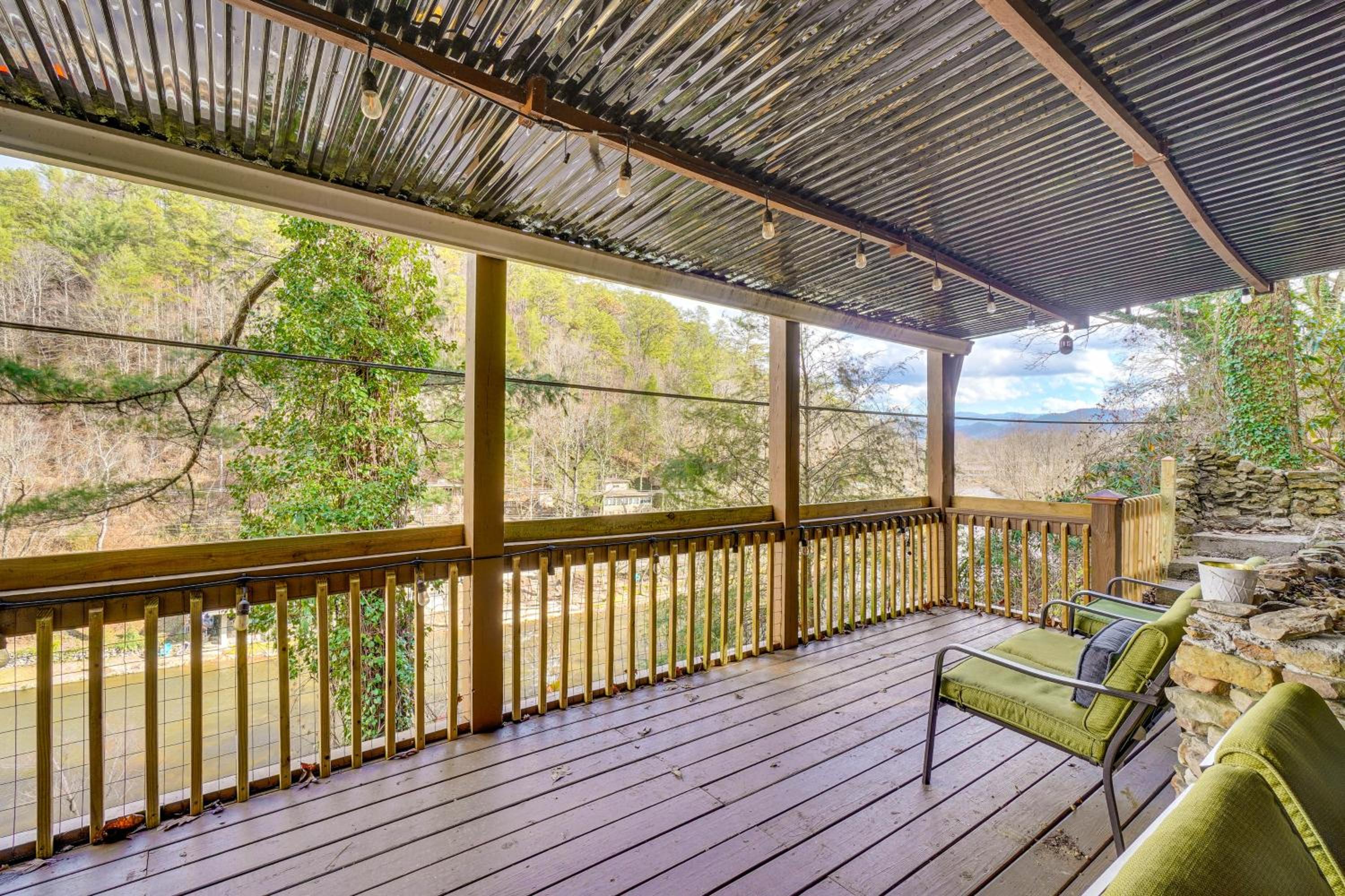 Hot Tub, Trails, Views! Little River Retreat
