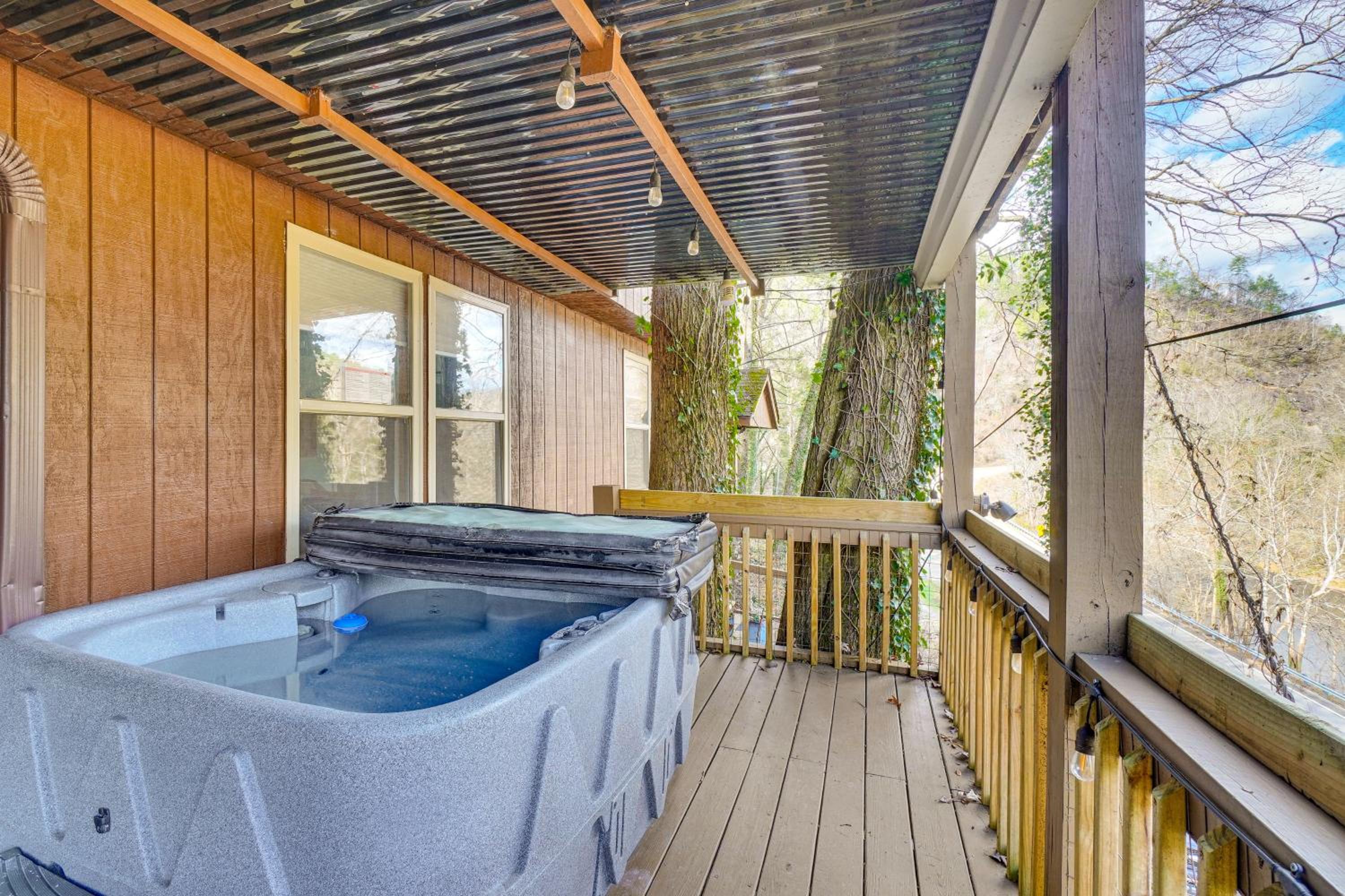 Hot Tub, Trails, Views! Little River Retreat