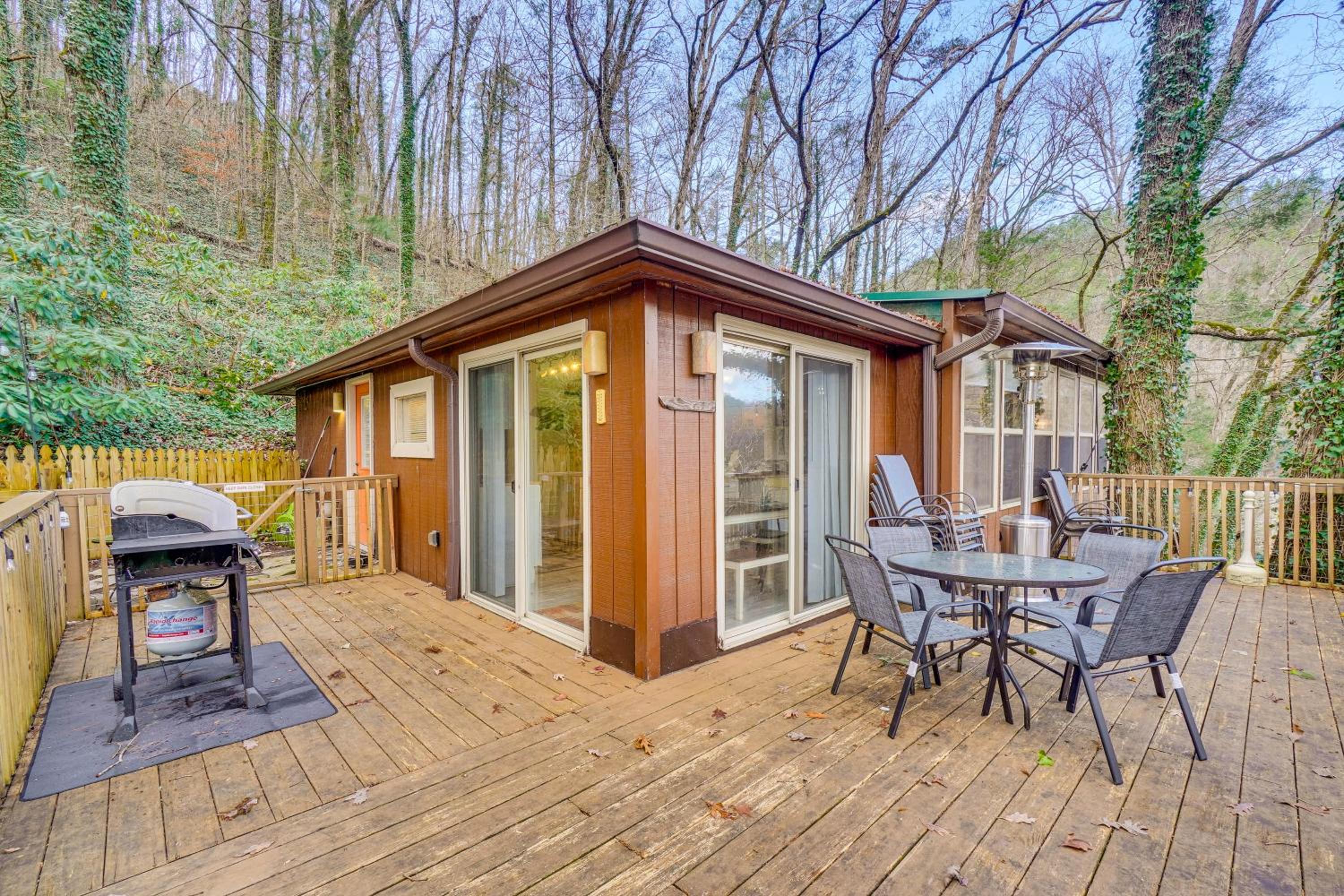 Hot Tub, Trails, Views! Little River Retreat