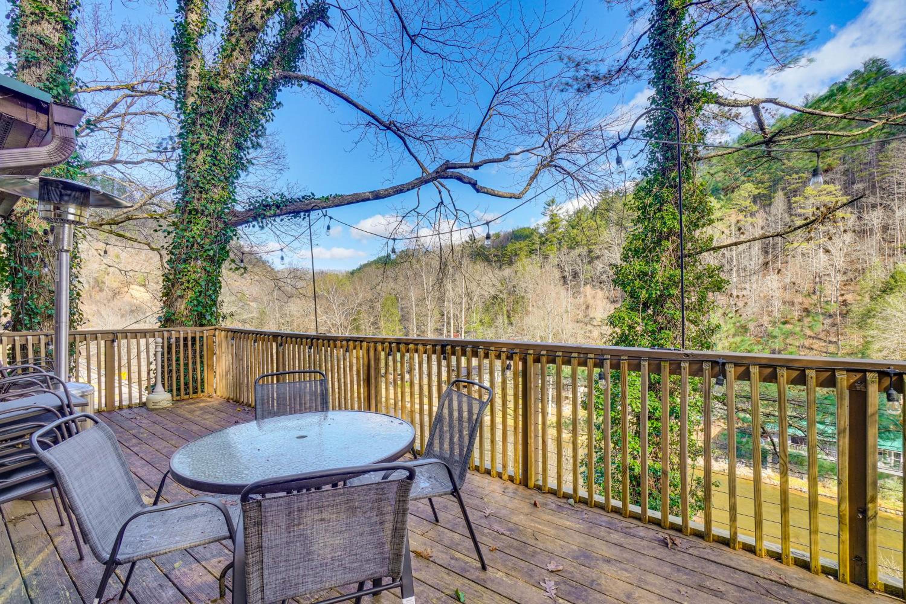Hot Tub, Trails, Views! Little River Retreat