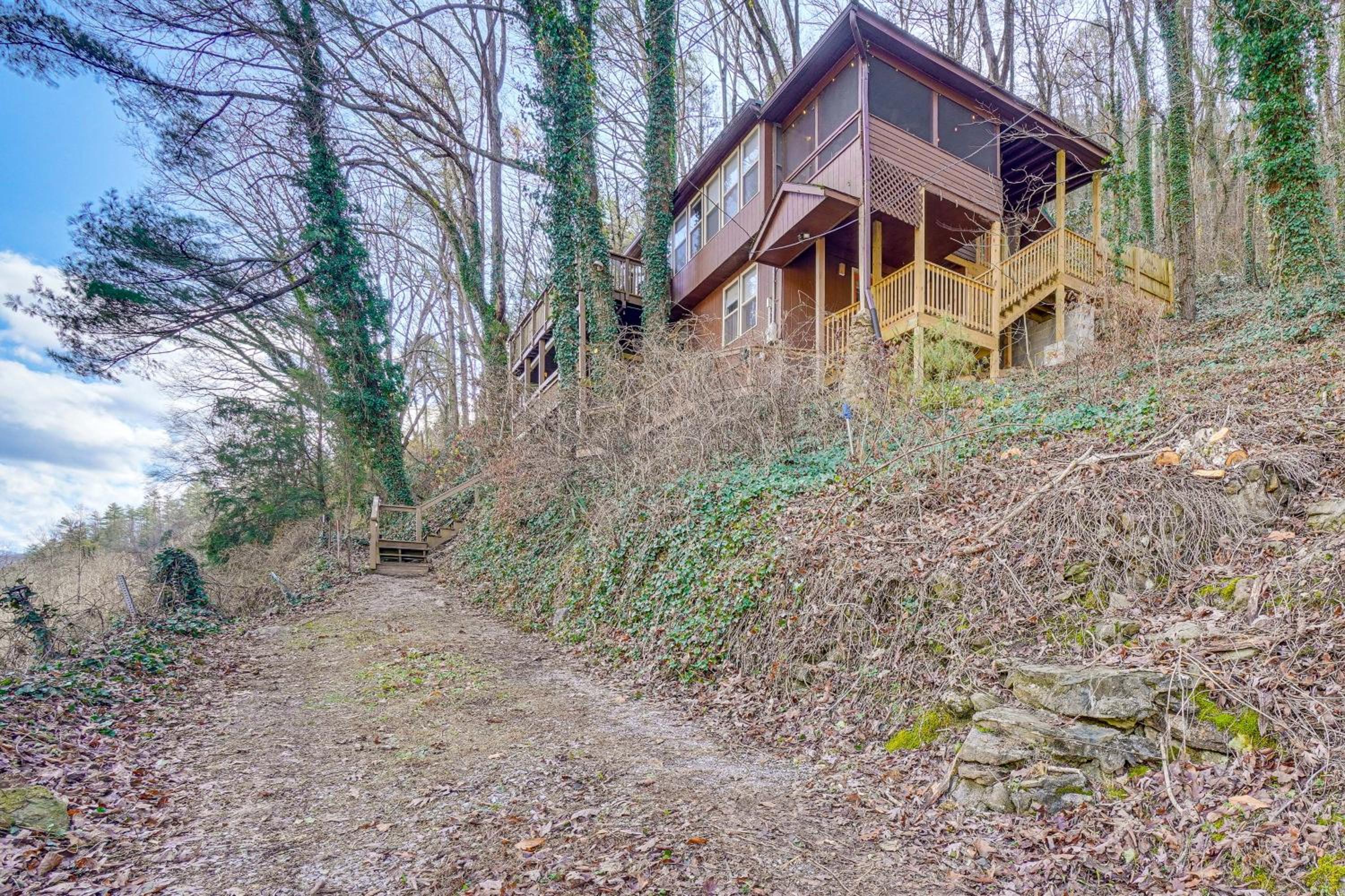 Hot Tub, Trails, Views! Little River Retreat