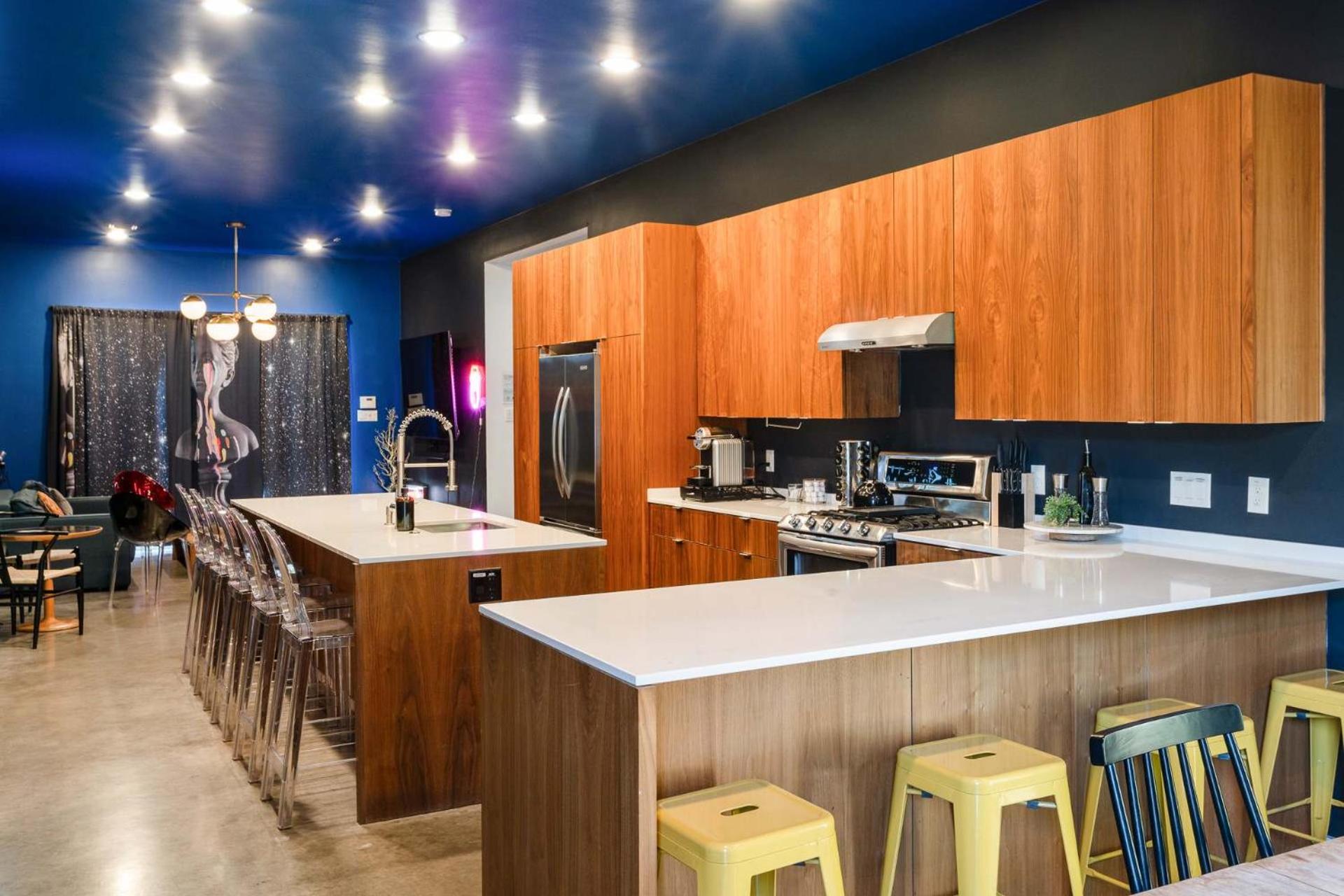 Austin Icon Group Mansion - 6min to Rainey Street