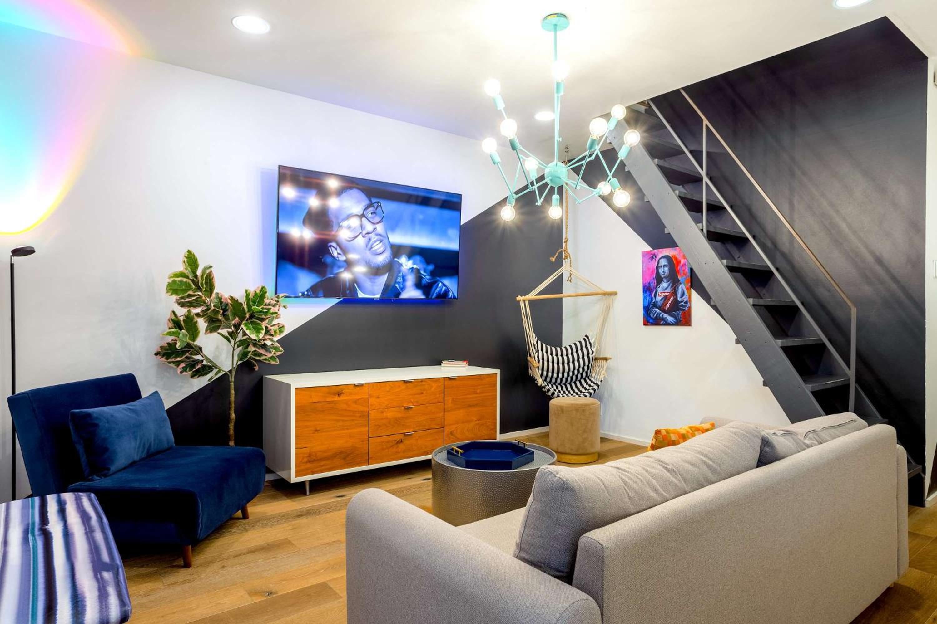 Austin Icon Group Mansion - 6min to Rainey Street