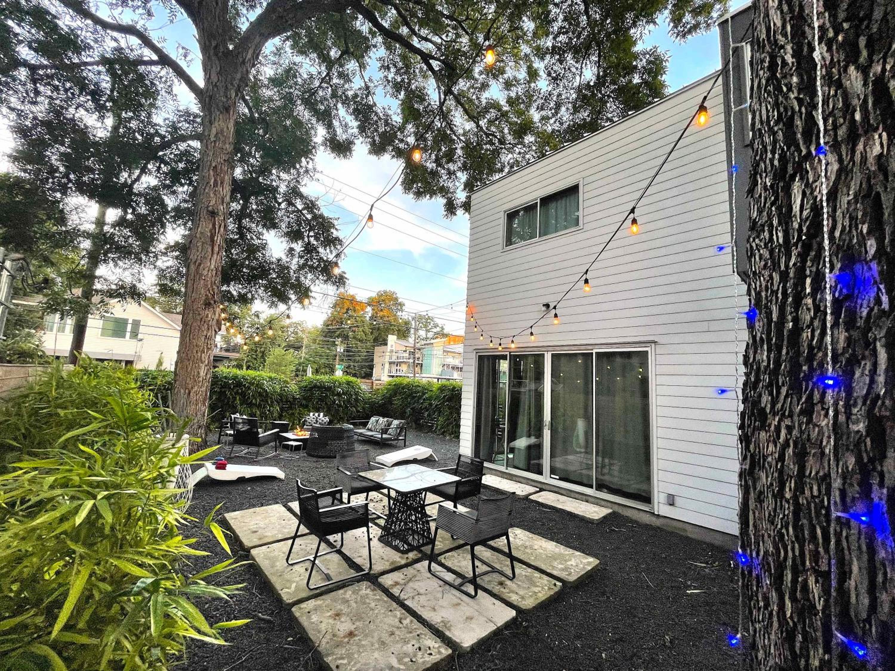 Austin Icon Group Mansion - 6min to Rainey Street