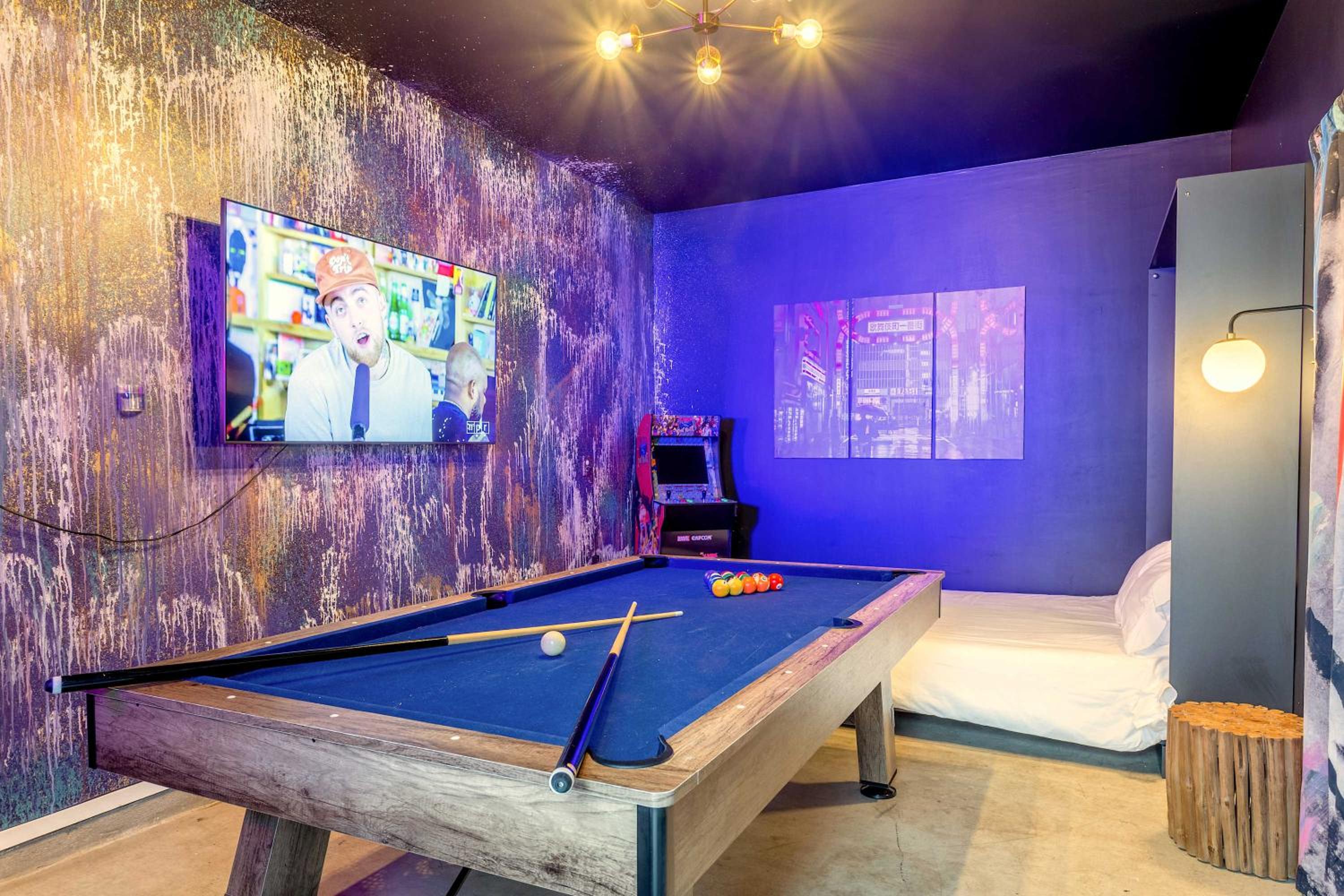 Austin Icon Group Mansion - 6min to Rainey Street